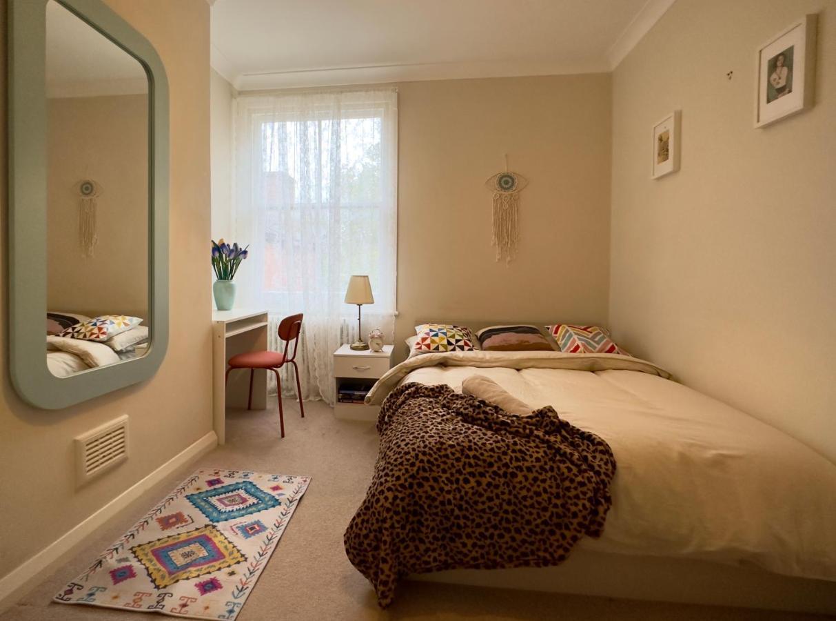 Accommodatie bij particulieren Cosy 3 Bedroom Flat Nearby Willsden