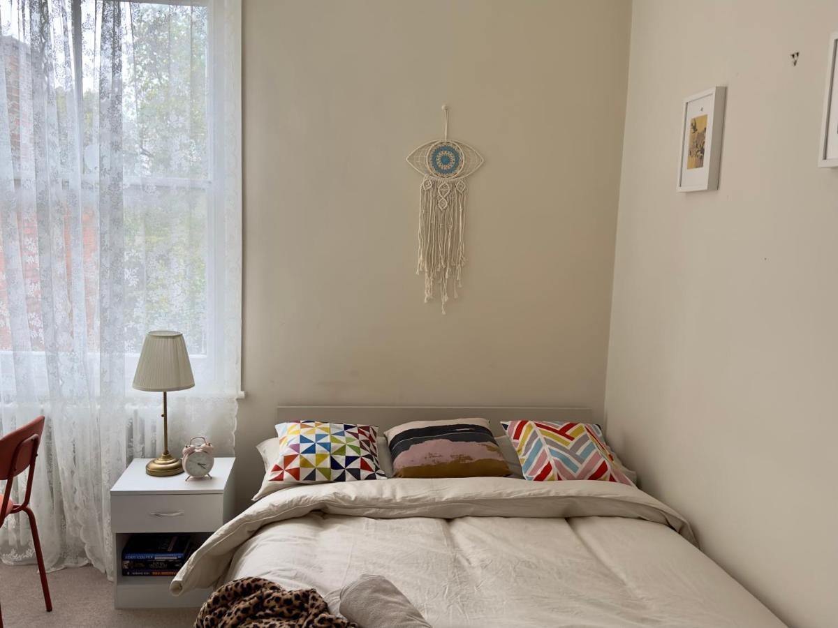 Accommodatie bij particulieren Cosy 3 Bedroom Flat Nearby Willsden *