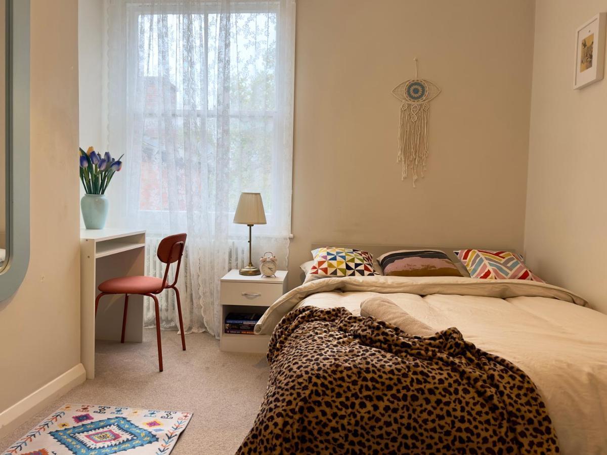 Accommodatie bij particulieren Cosy 3 Bedroom Flat Nearby Willsden *
