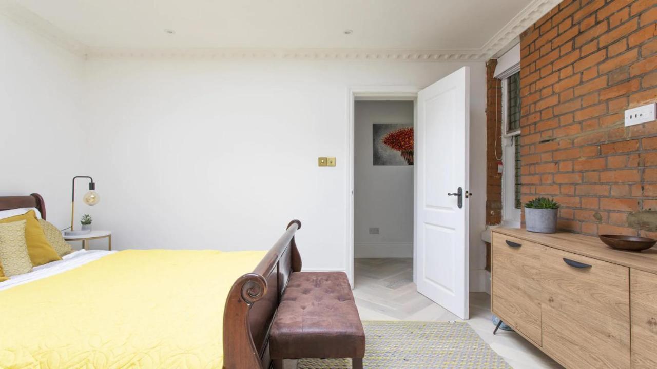 Spacious Flat In Apartment London