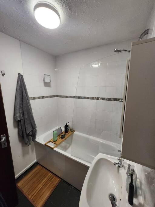 Amazing 1 Bed Flat, Sw19 Apartment London