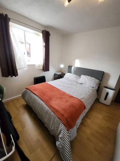 Amazing 1 Bed Flat, Sw19 Apartment *