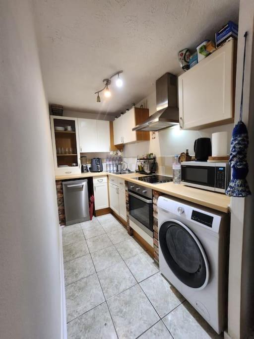 Amazing 1 Bed Flat, Sw19 * London