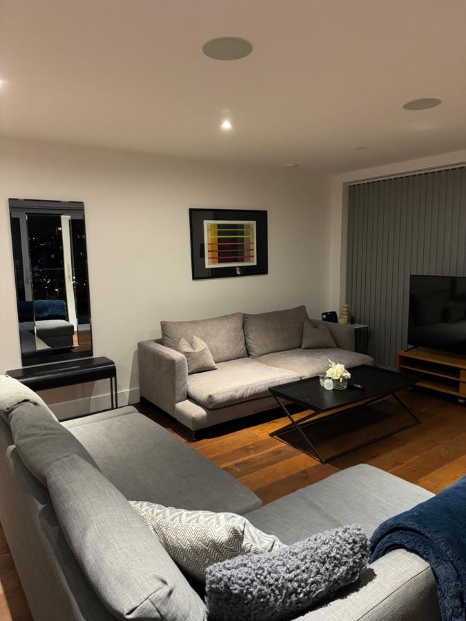 2 Bed 2 Bath - Amazing Views Of And River Thames Apartment *