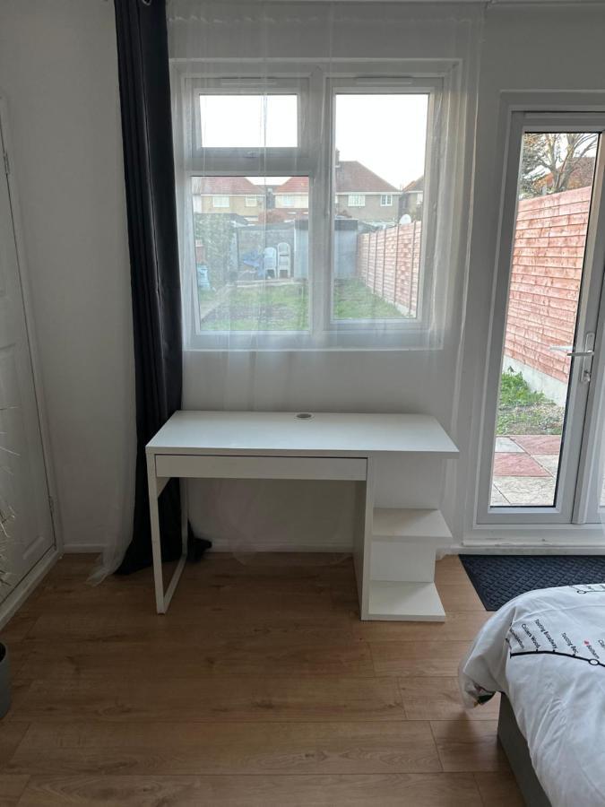 Gasthuis Self-contained En-suite Very Close To Wembley Stadium Londen