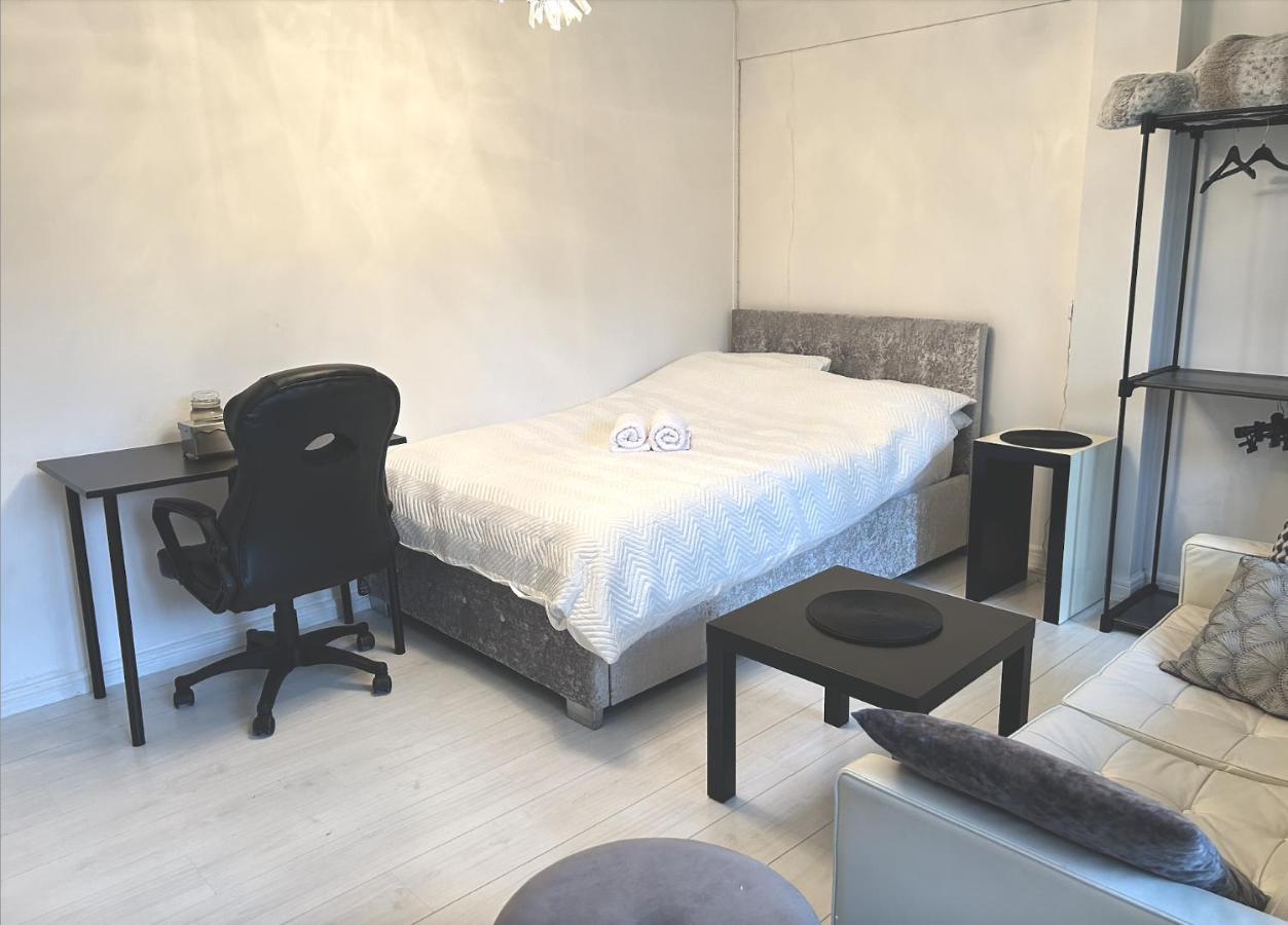 Homestay Spacious Modern Family Bedroom In Central