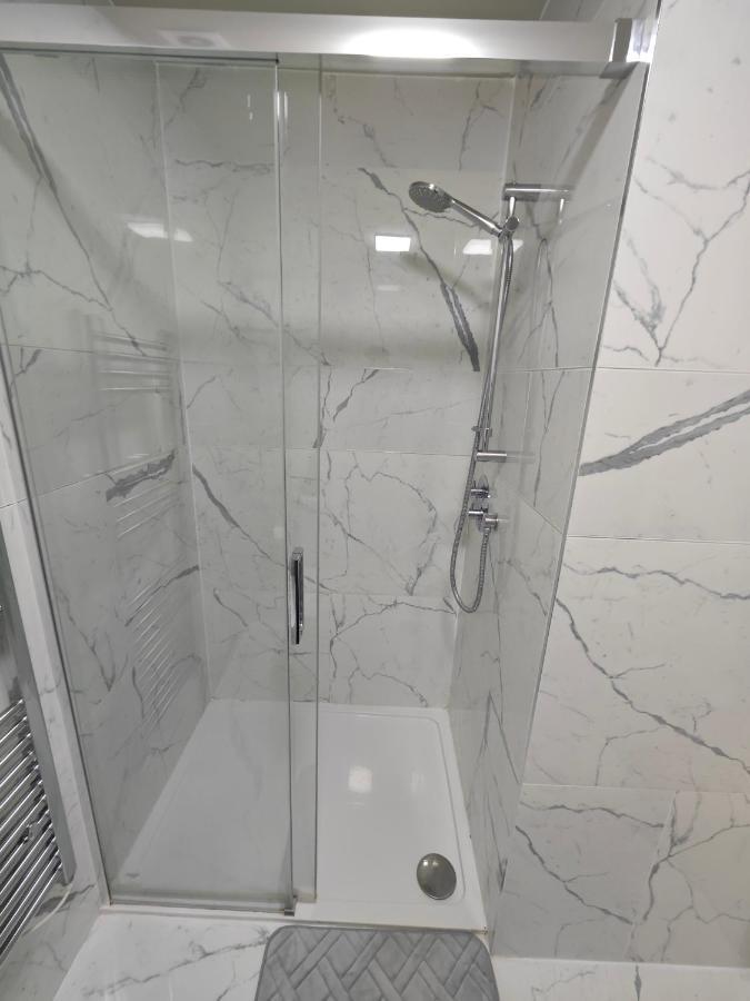 2 Bedroom Flat In Wood Piccadilly Line