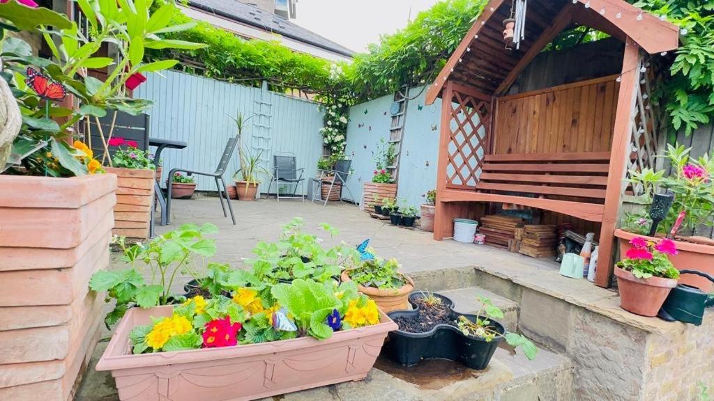 Appartement Amazing Location - Of London- 2 Bedroom Stunning Canal View House With Private Garden,parking & Balcony Londen