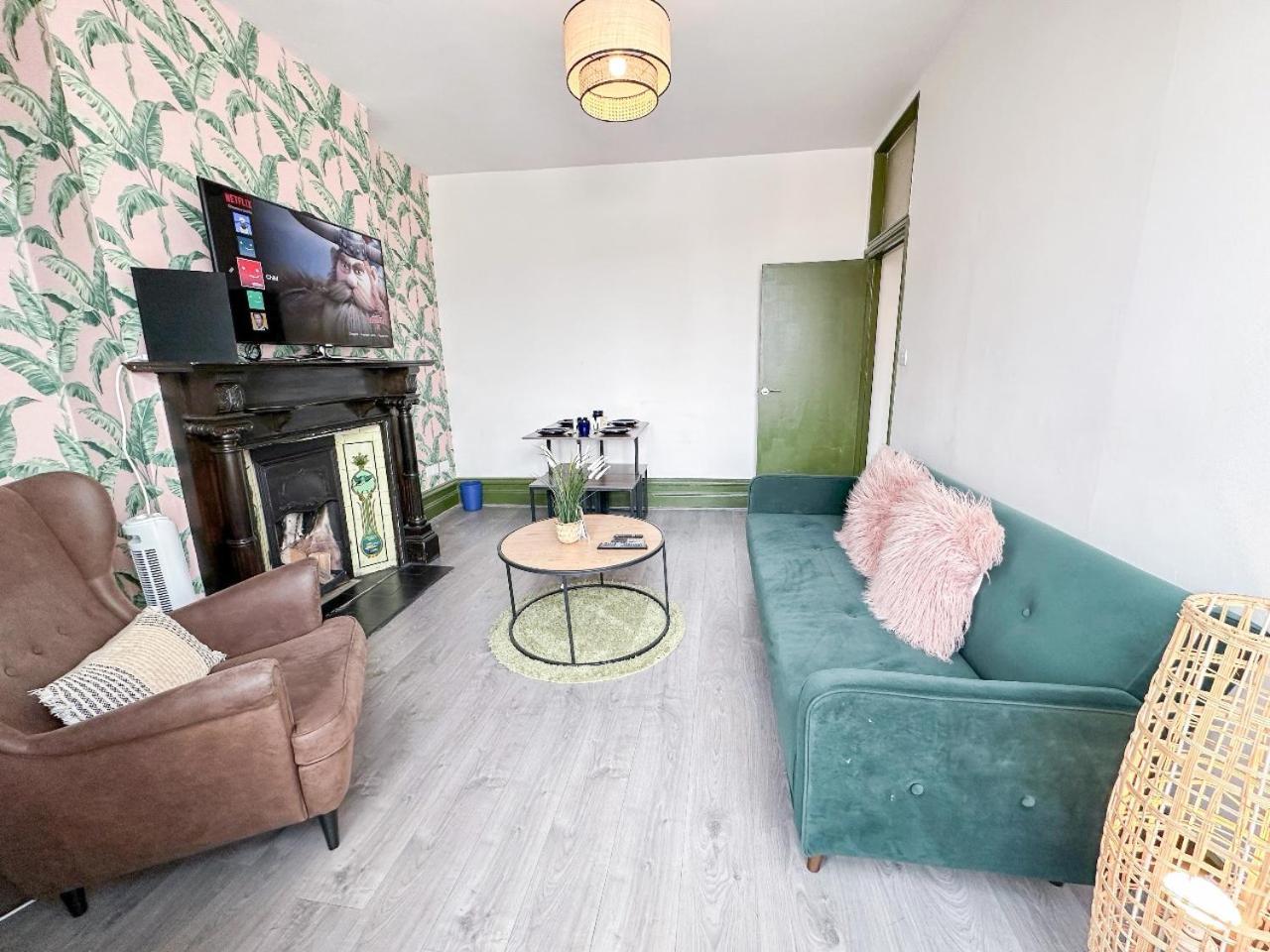2 Bedroom Flat With Indoor Fireplace In Shepherds Bush, Near White *