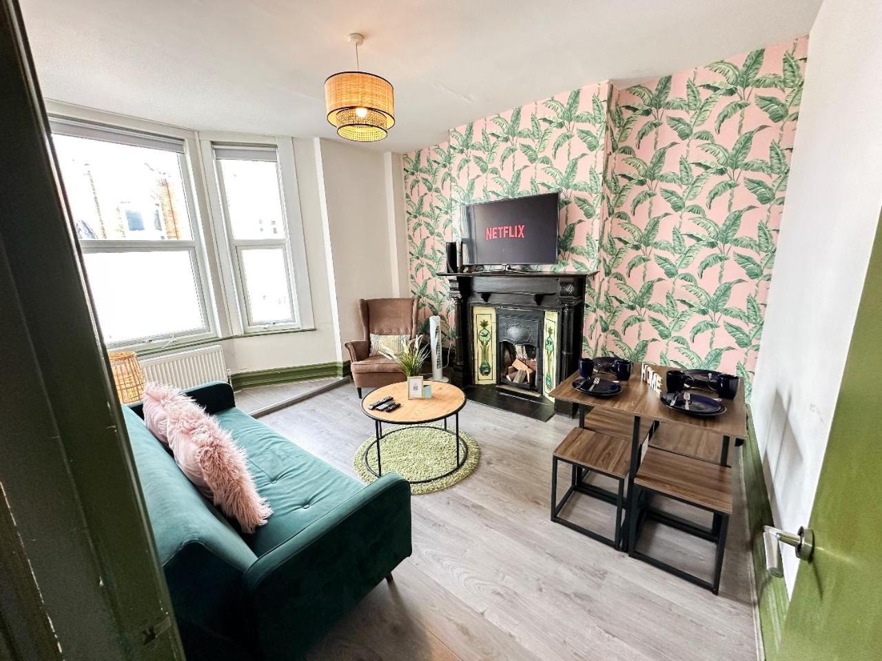 2 Bedroom Flat With Indoor Fireplace In Shepherds Bush, Near White