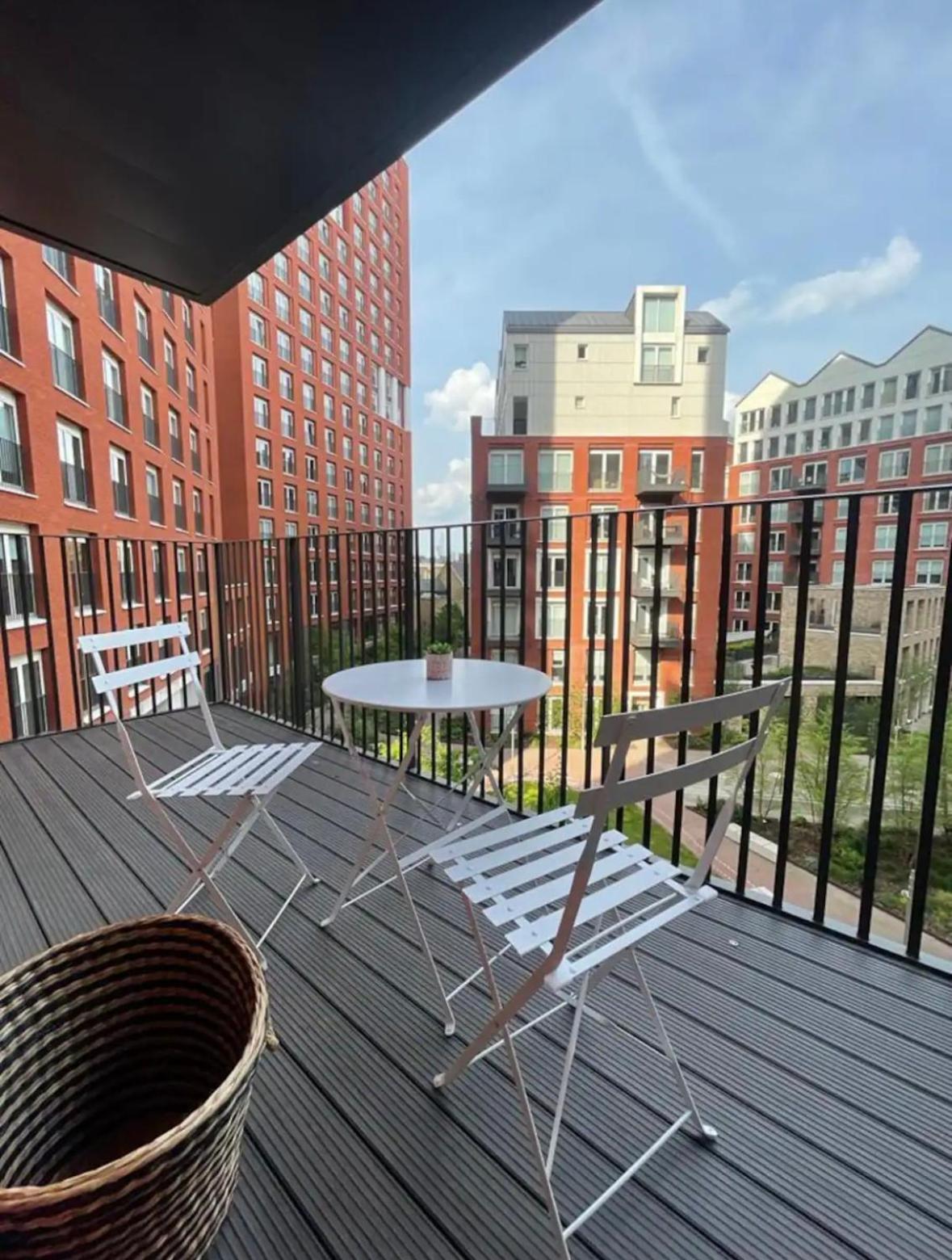 Appartement Luxury 2 Bed Vauxhall, Balcony, Sleeps 4, - Open For Business Stays, Long Stays, Families Relocating Londen