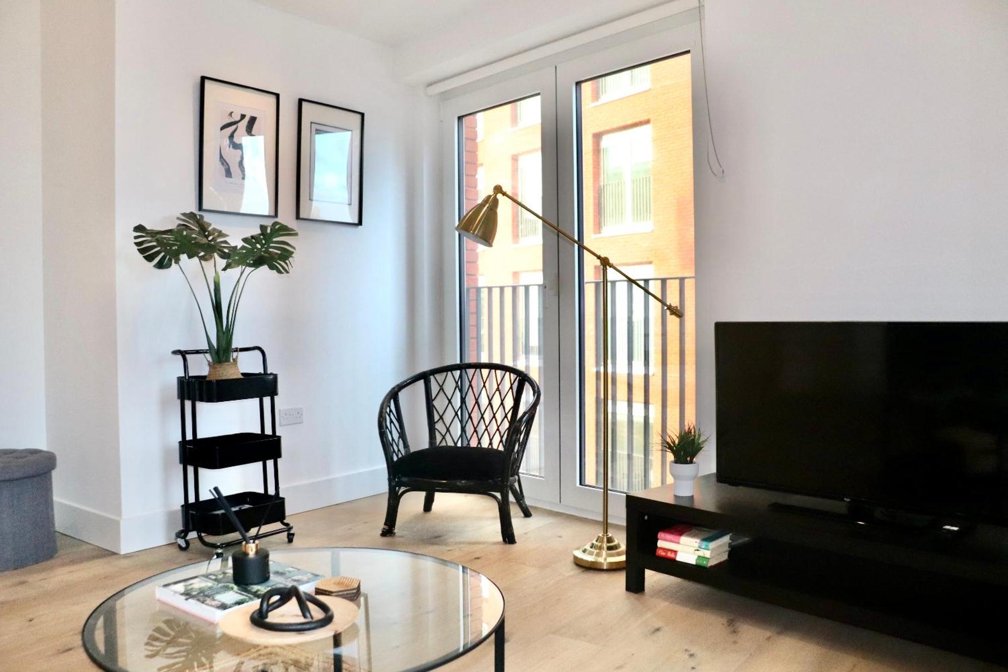 Luxury 2 Bed Vauxhall, Balcony, Sleeps 4, - Open For Business Stays, Long Stays, Families Relocating Londen
