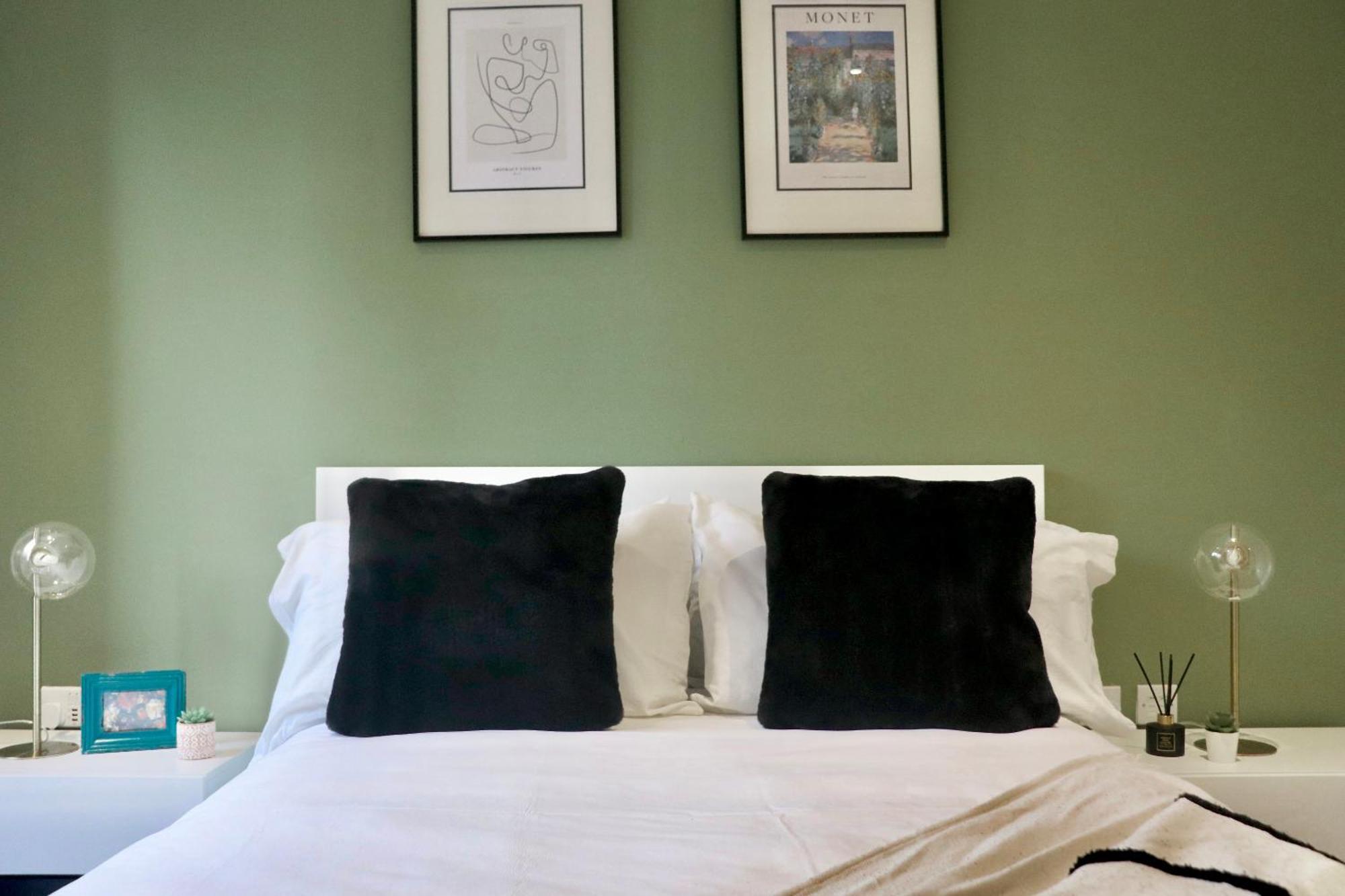 Luxury 2 Bed Vauxhall, Balcony, Sleeps 4, - Open For Business Stays, Long Stays, Families Relocating Appartement Londen