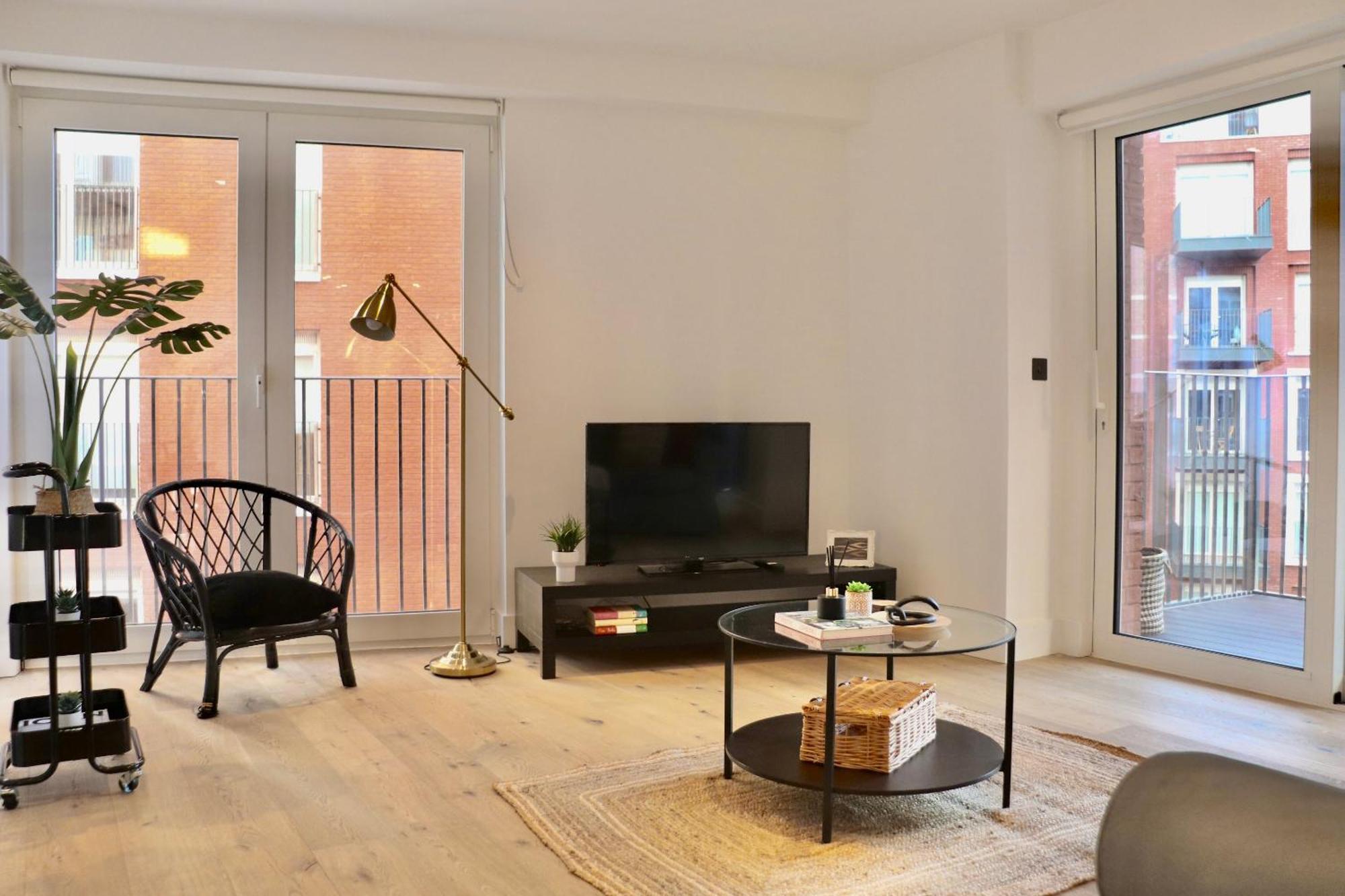 Luxury 2 Bed Vauxhall, Balcony, Sleeps 4, - Open For Business Stays, Long Stays, Families Relocating Londen