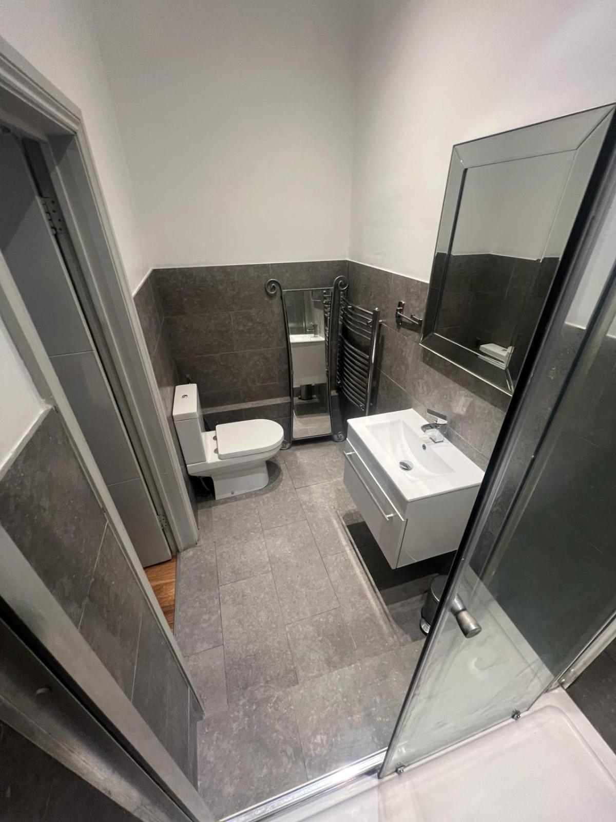 Stunning Holland Park 2 Bedroom - Sleeps 6 *