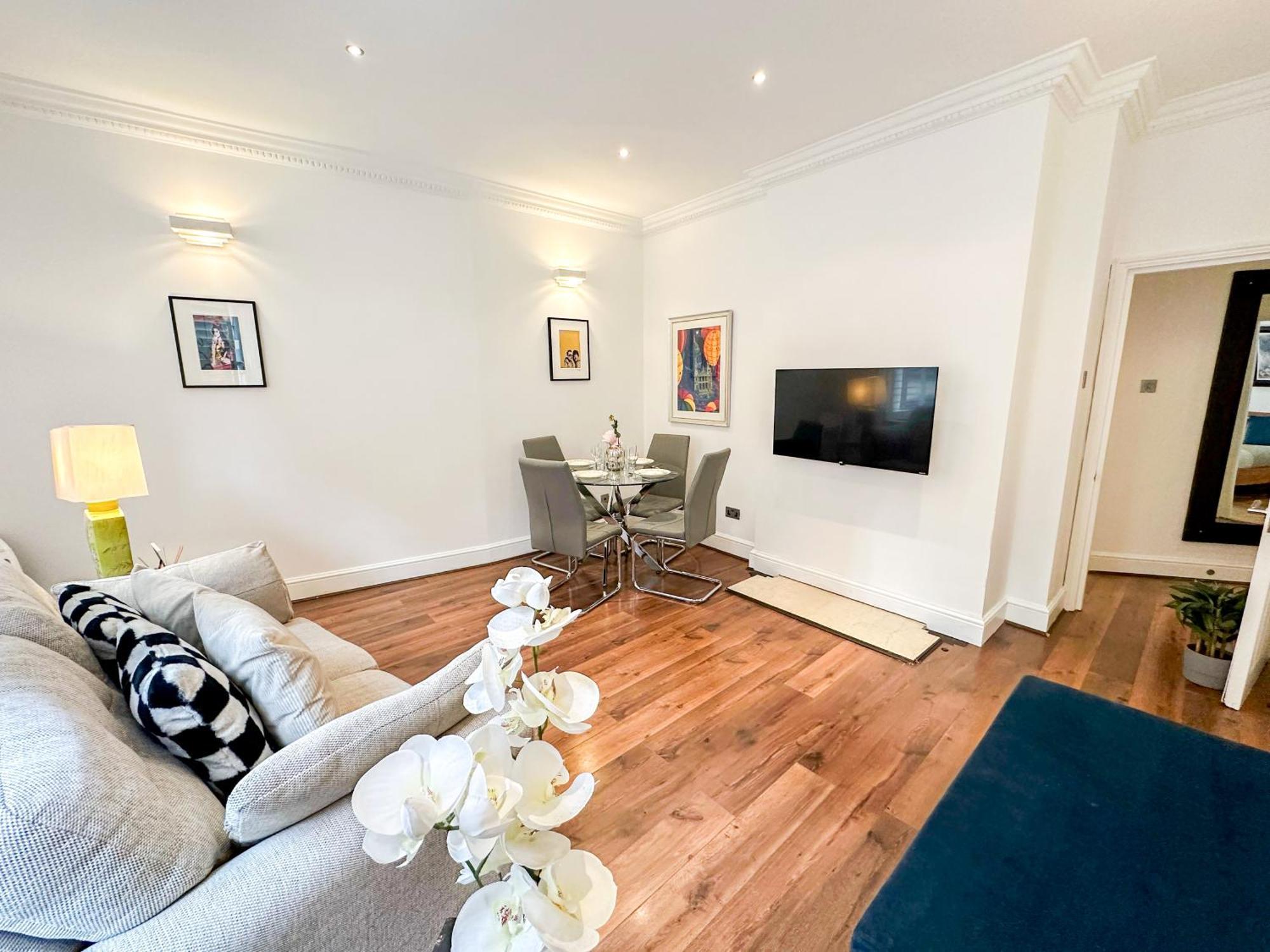 Alluring 2-bed, 2-bath Flat On High Street Kensington, Near Kensington Palace London