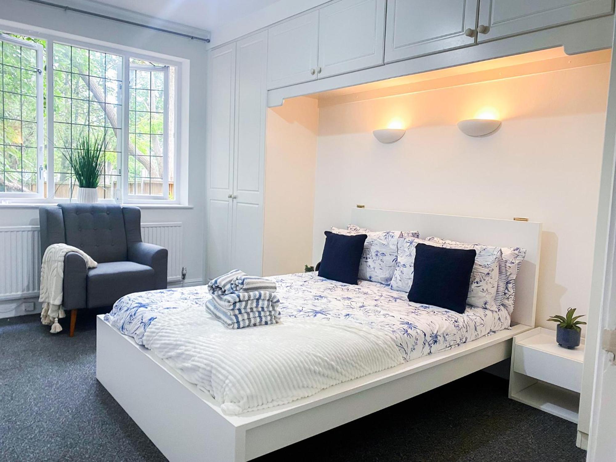 Cosy Near Hampstead Heath With Free On-site Parking & Private Gardens, Golders Green Apartment
