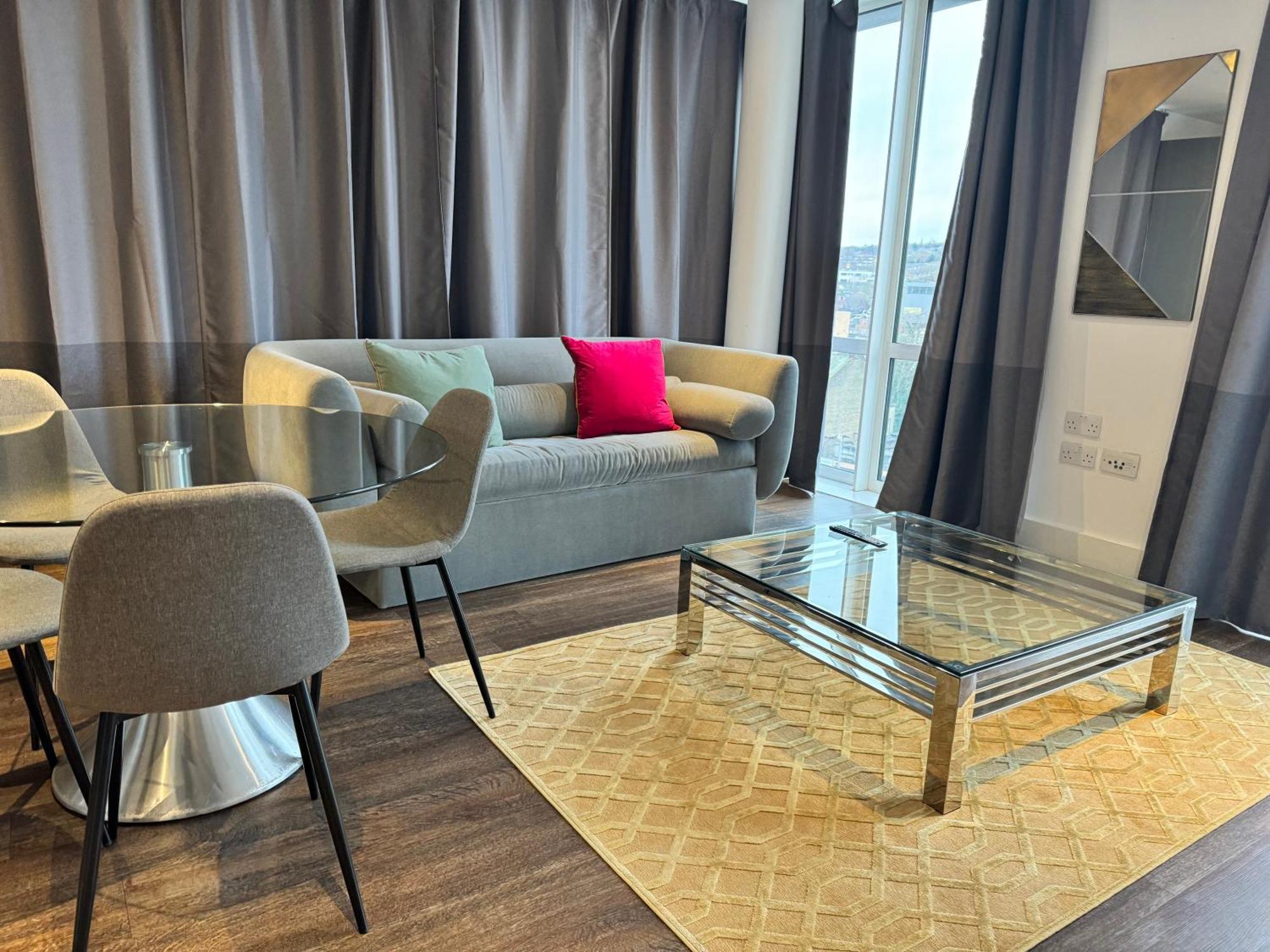 Phoenix 2 Bedroom In Apartment *