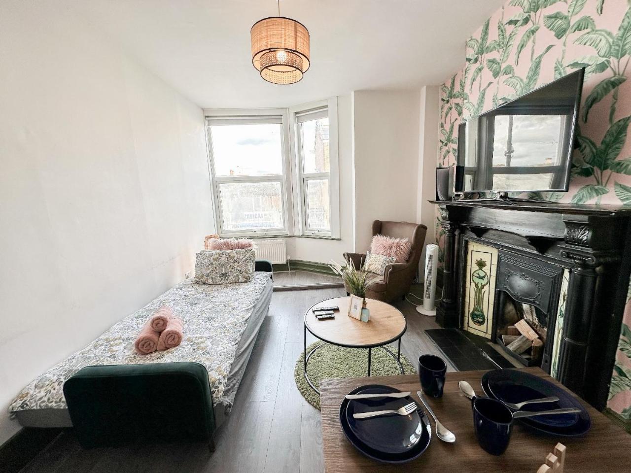2 Bedroom Flat With Indoor Fireplace In Shepherds Bush, Near White Apartamento
