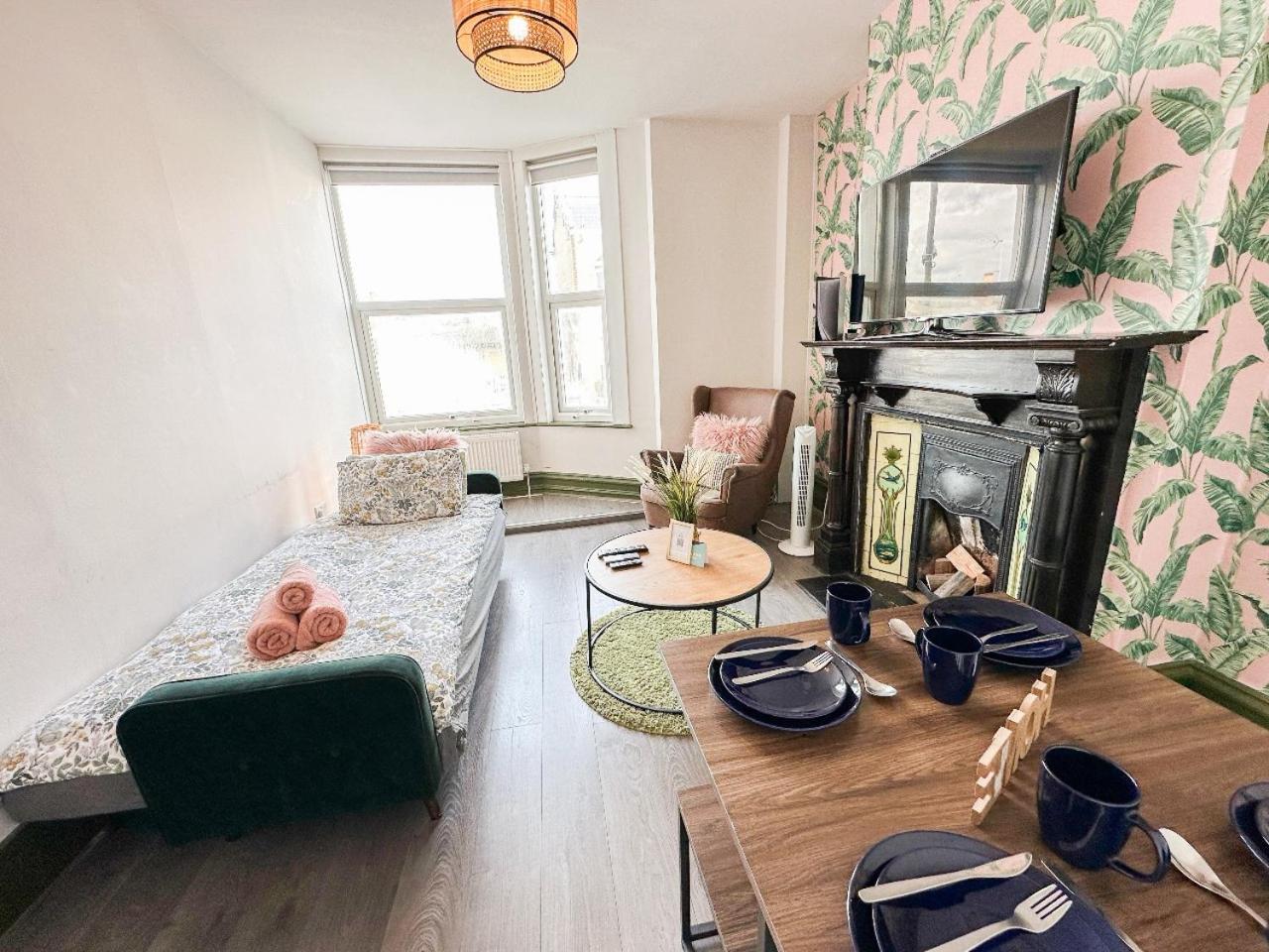 2 Bedroom Flat With Indoor Fireplace In Shepherds Bush, Near White Londres