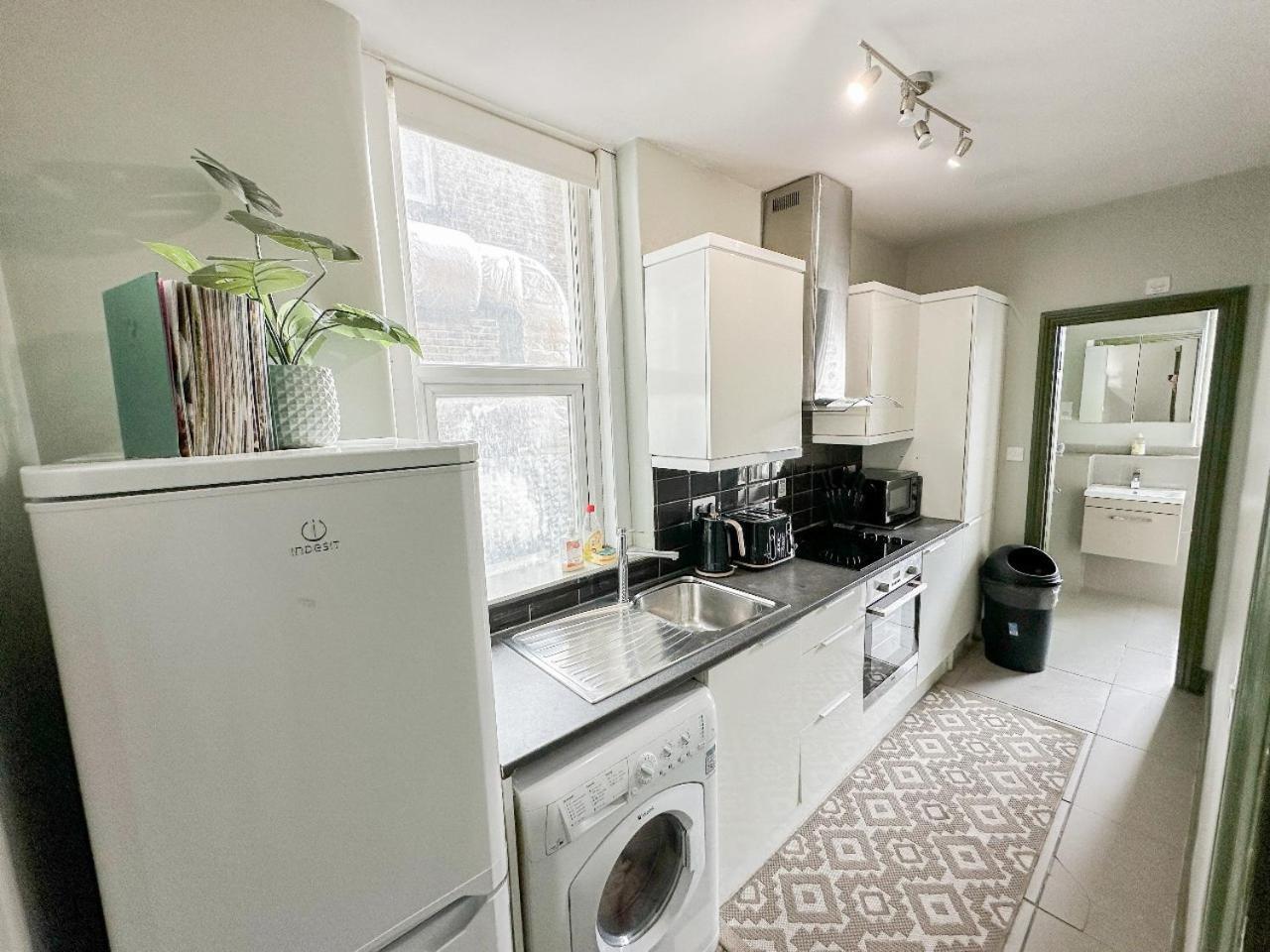 2 Bedroom Flat With Indoor Fireplace In Shepherds Bush, Near White *