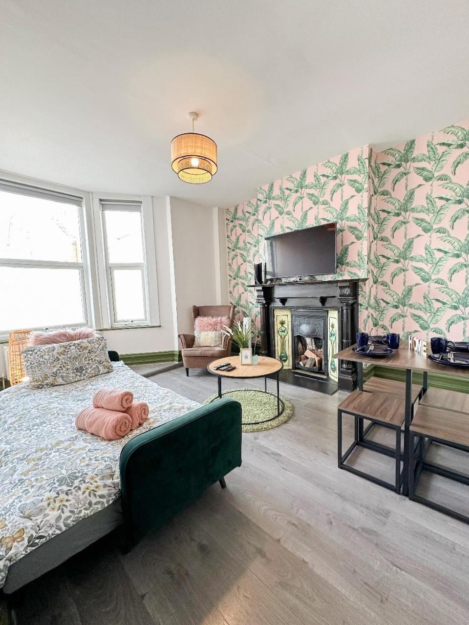 2 Bedroom Flat With Indoor Fireplace In Shepherds Bush, Near White