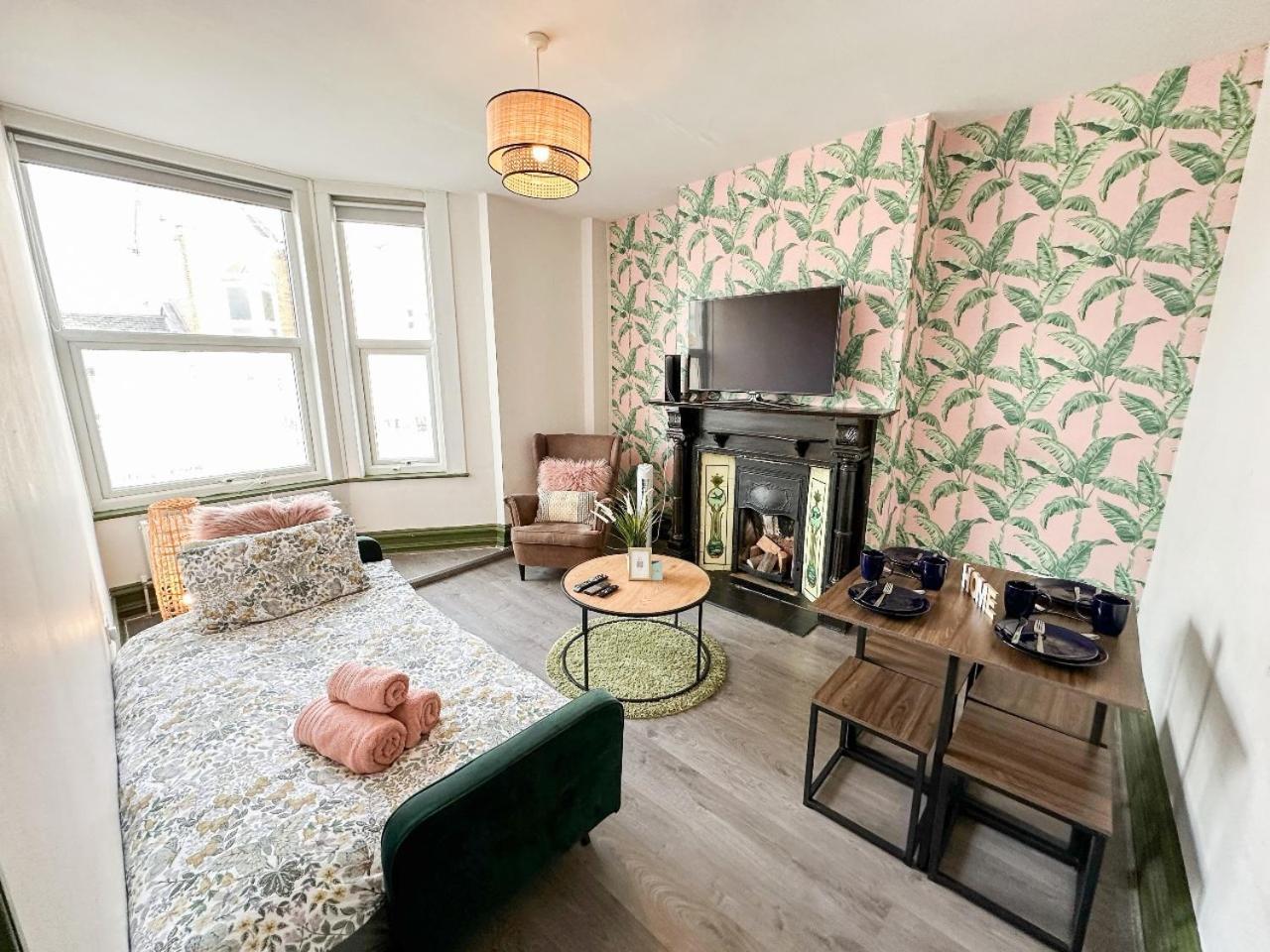 2 Bedroom Flat With Indoor Fireplace In Shepherds Bush, Near White Londres