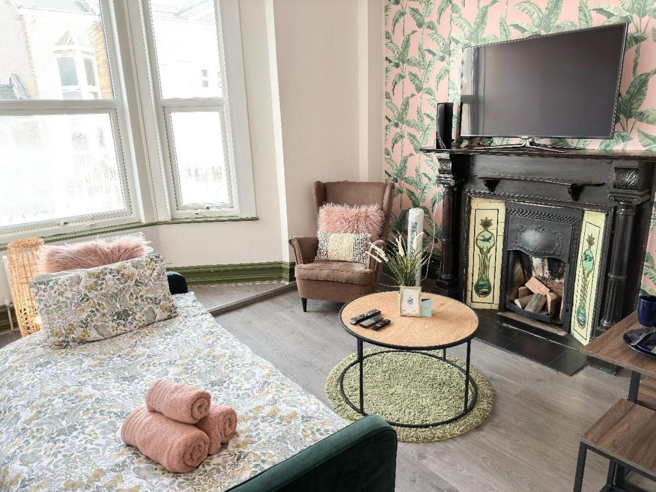 2 Bedroom Flat With Indoor Fireplace In Shepherds Bush, Near White * Londres