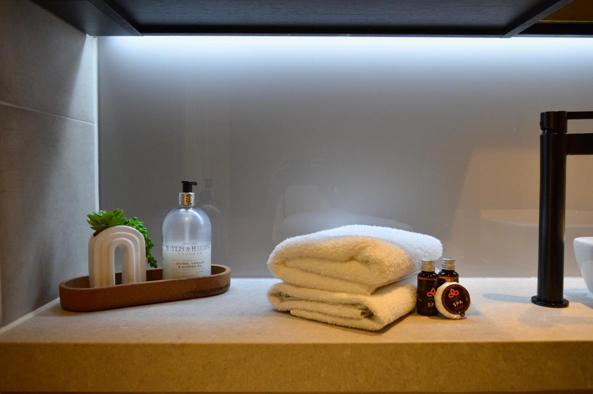 Luxury 2 Bed Vauxhall, Balcony, Sleeps 4, - Open For Business Stays, Long Stays, Families Relocating *