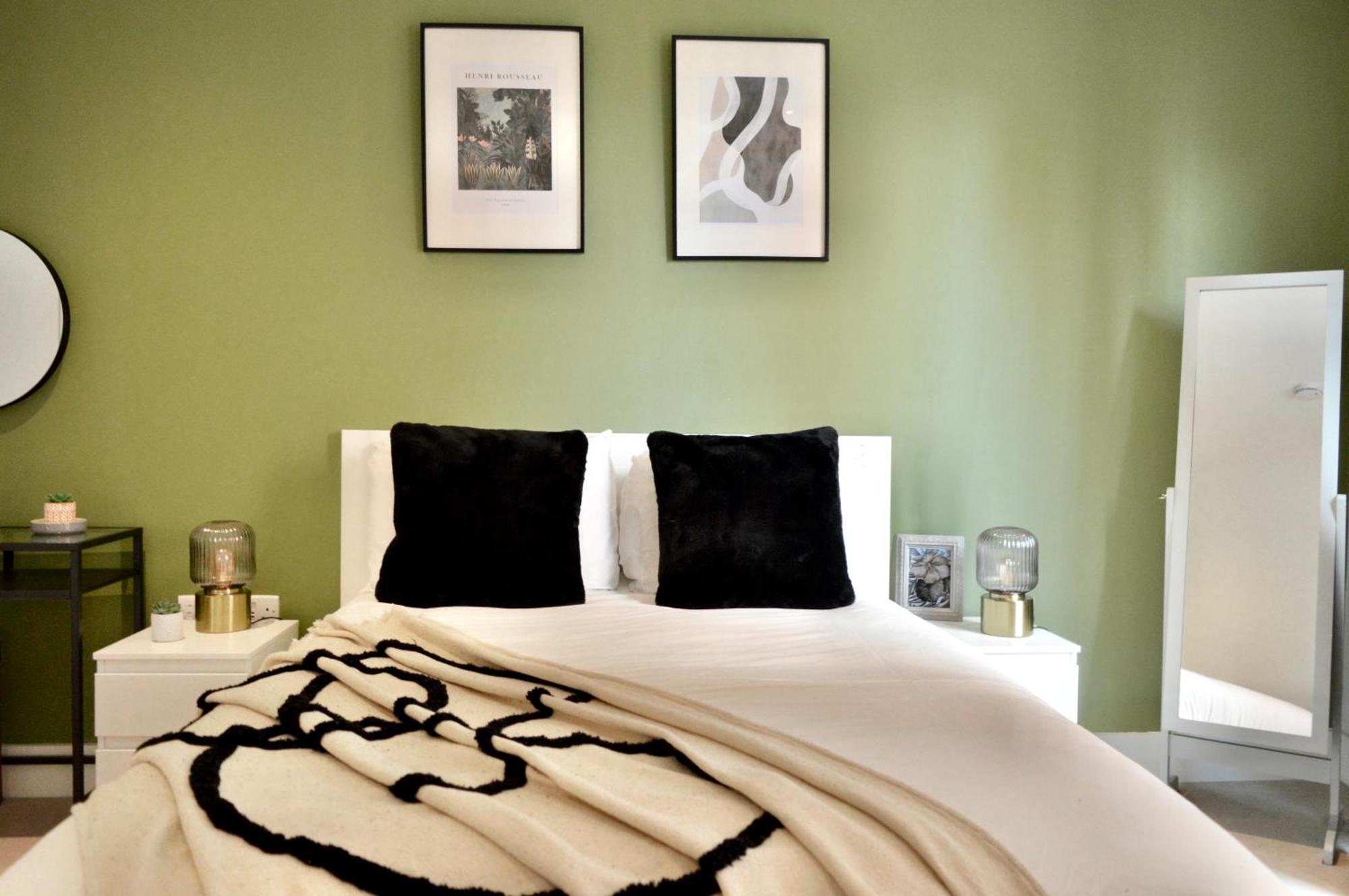 Luxury 2 Bed Vauxhall, Balcony, Sleeps 4, - Open For Business Stays, Long Stays, Families Relocating Londen