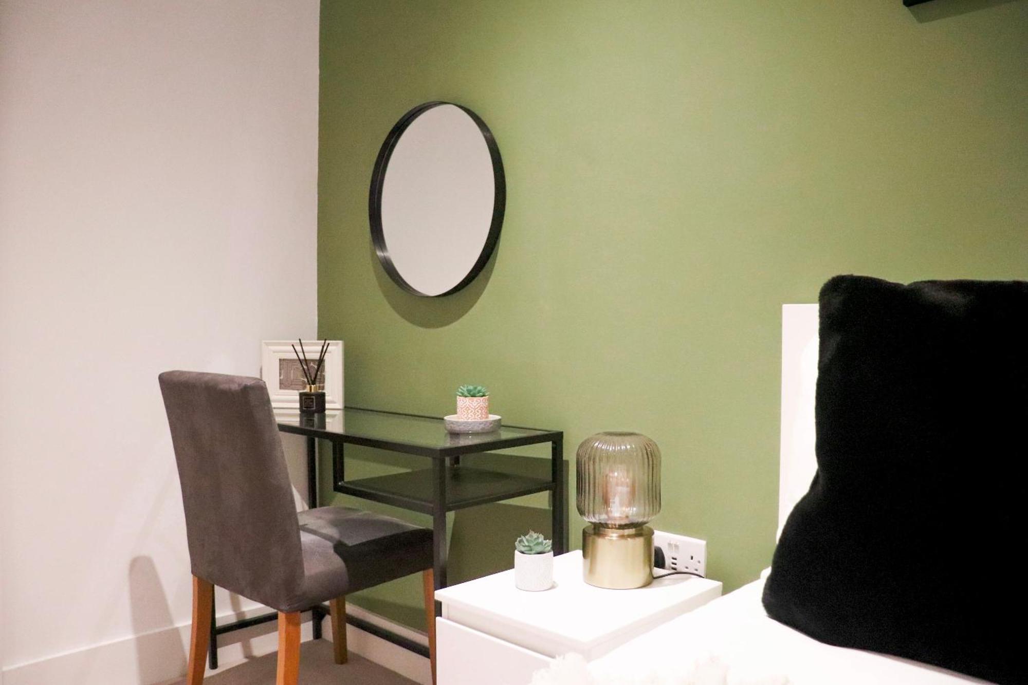 Luxury 2 Bed Vauxhall, Balcony, Sleeps 4, - Open For Business Stays, Long Stays, Families Relocating * Londen