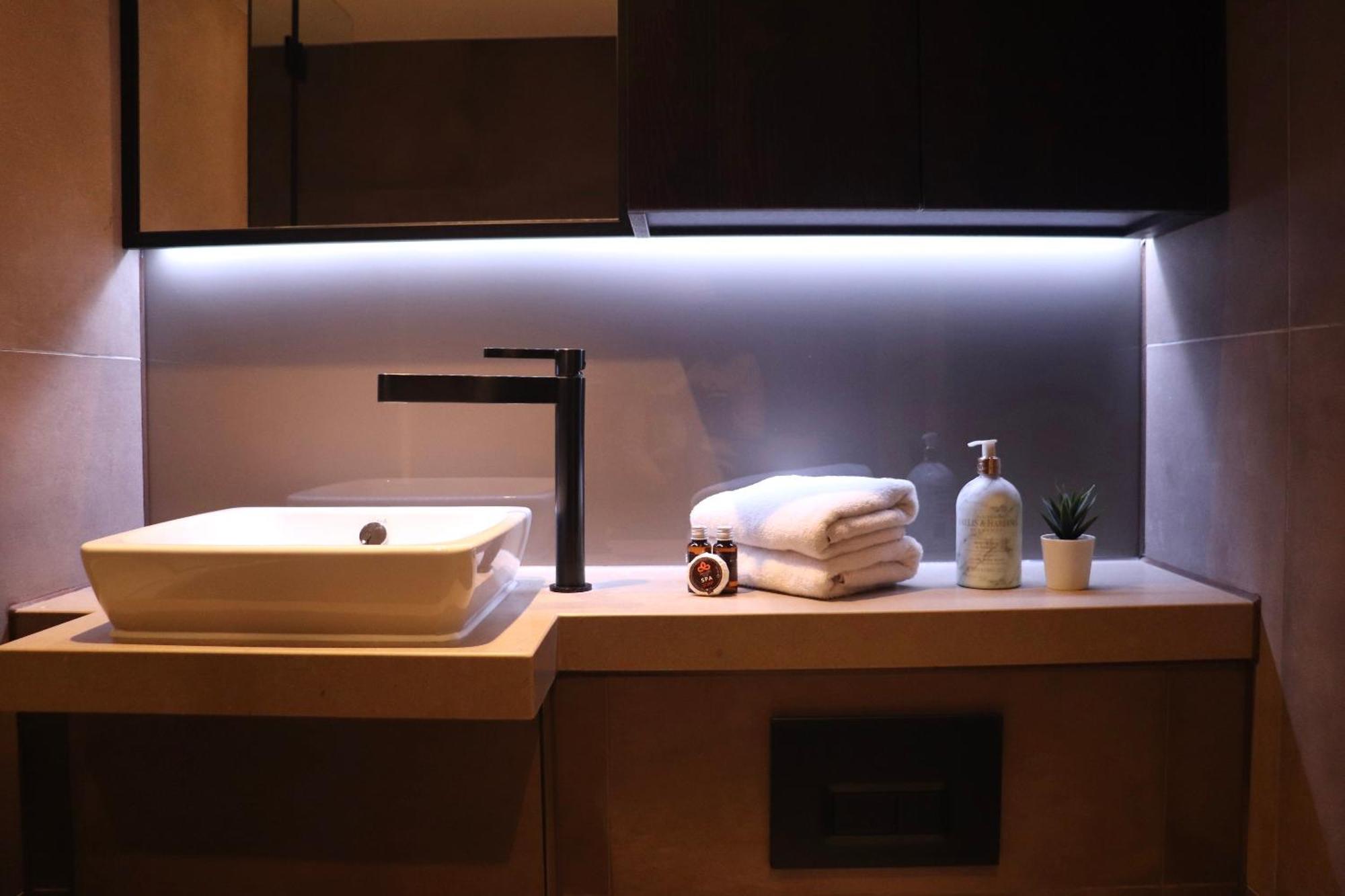 Luxury 2 Bed Vauxhall, Balcony, Sleeps 4, - Open For Business Stays, Long Stays, Families Relocating Appartement Londen