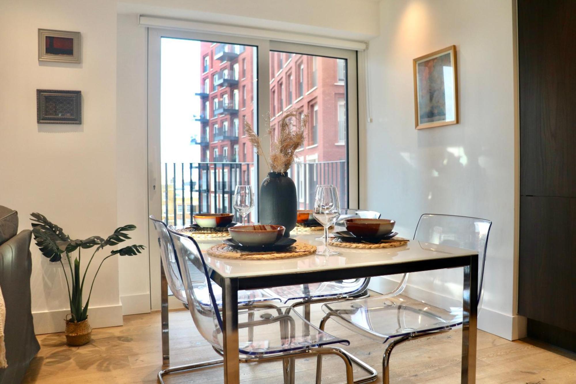 Luxury 2 Bed Vauxhall, Balcony, Sleeps 4, - Open For Business Stays, Long Stays, Families Relocating Appartement