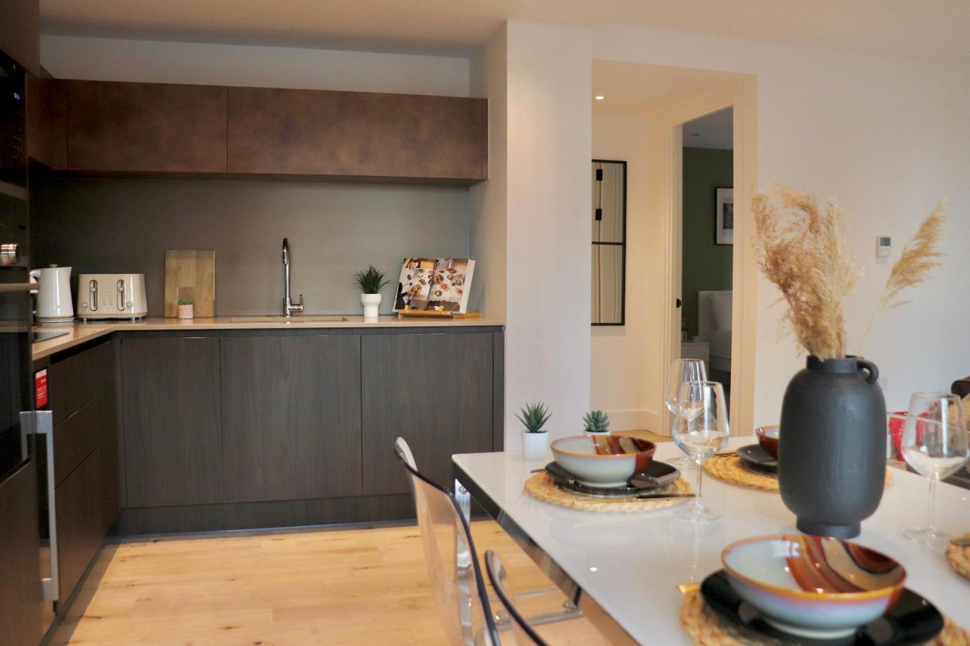 Luxury 2 Bed Vauxhall, Balcony, Sleeps 4, - Open For Business Stays, Long Stays, Families Relocating Appartement