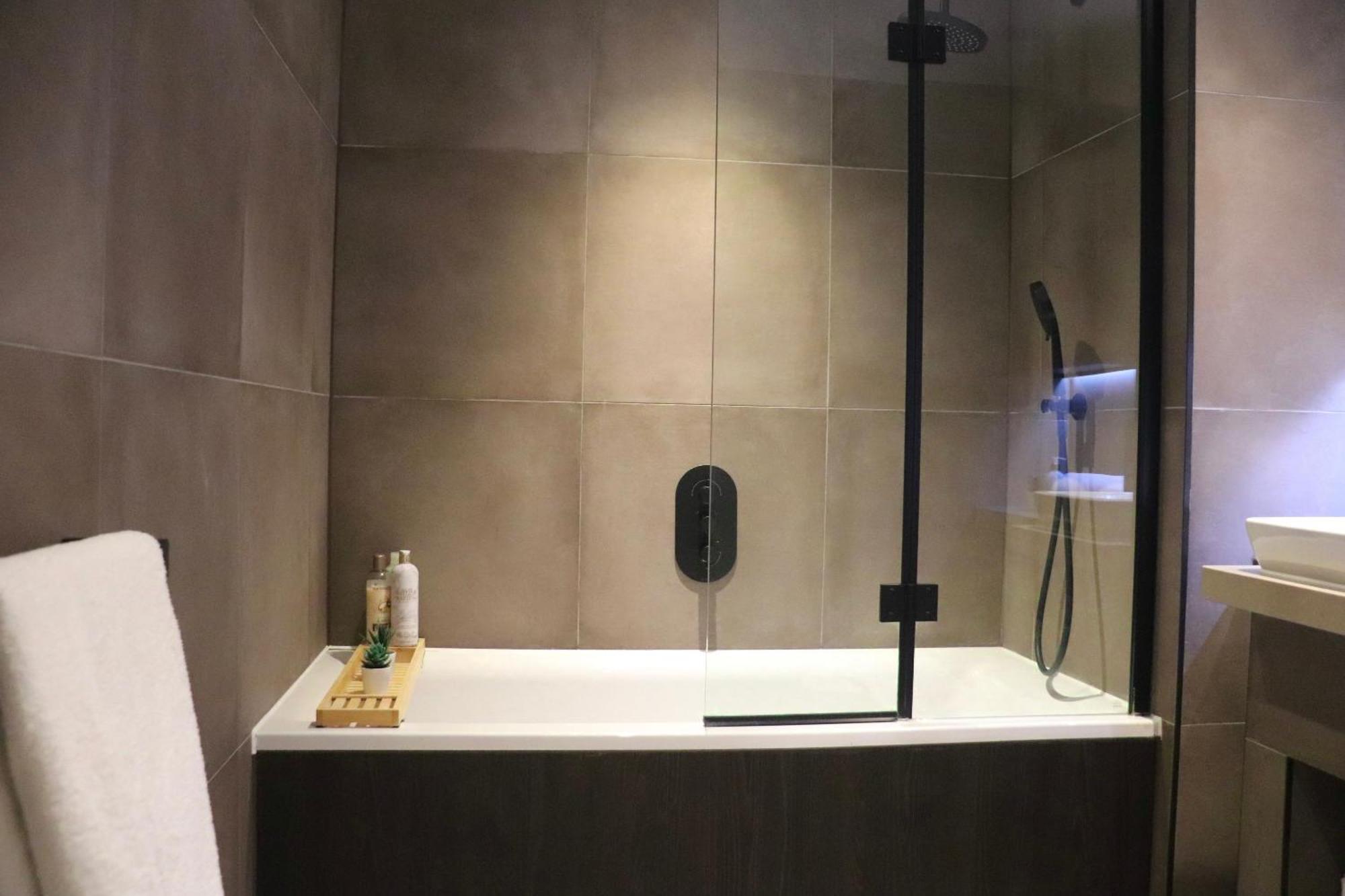 Luxury 2 Bed Vauxhall, Balcony, Sleeps 4, - Open For Business Stays, Long Stays, Families Relocating Appartement *