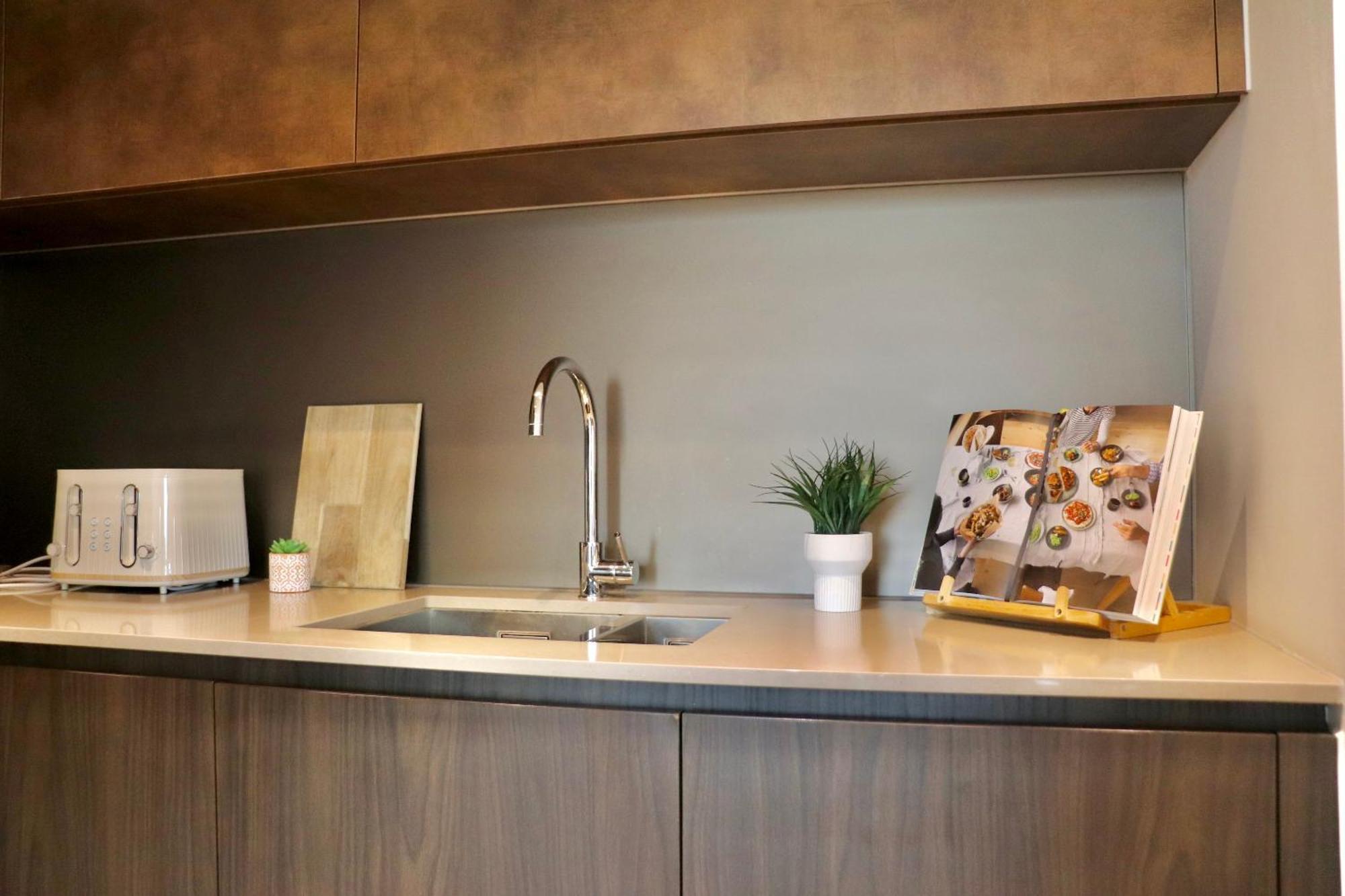 Appartement Luxury 2 Bed Vauxhall, Balcony, Sleeps 4, - Open For Business Stays, Long Stays, Families Relocating Londen