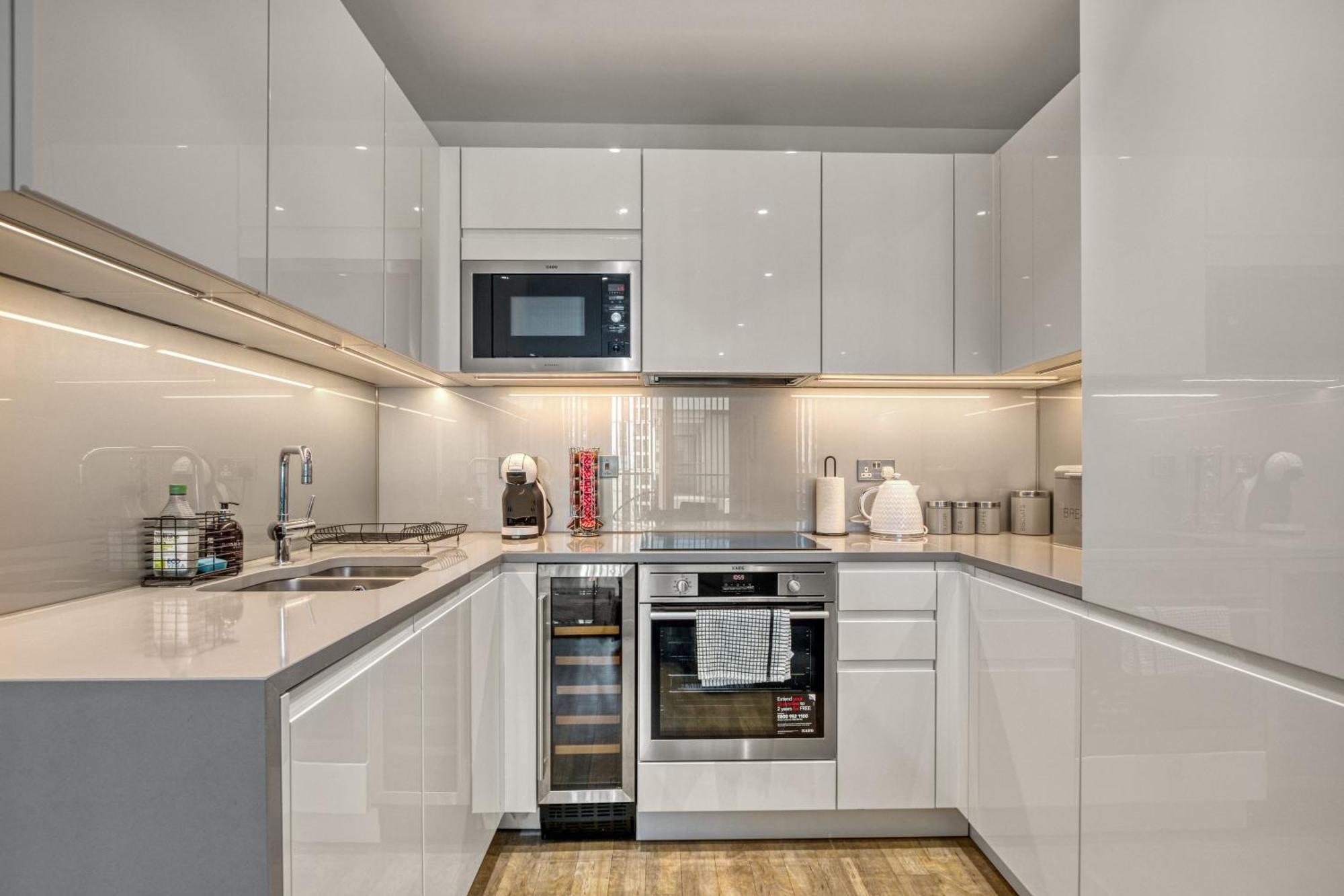 Stylish And Spacious- One Bed In Nine Elms * London