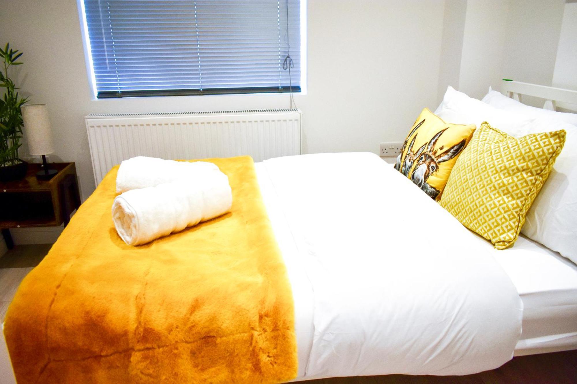 Wembley Luxury: Two-bedroom With Parking *