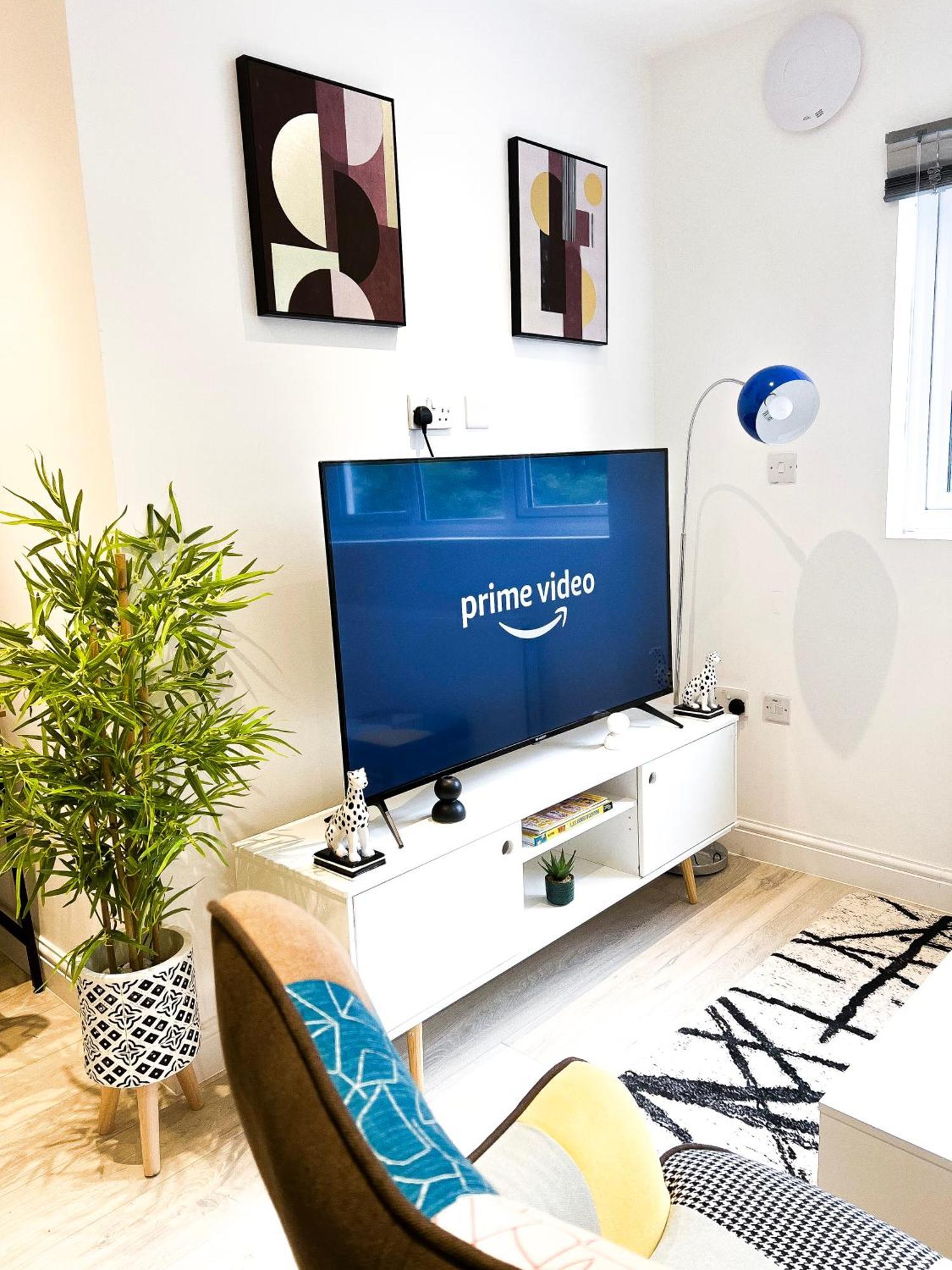 Wembley Luxury: Two-bedroom With Parking Apartment