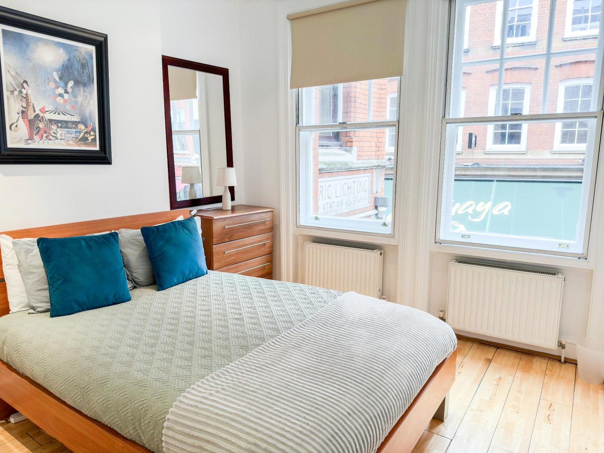 Alluring 2-bed, 2-bath Flat On High Street Kensington, Near Kensington Palace London