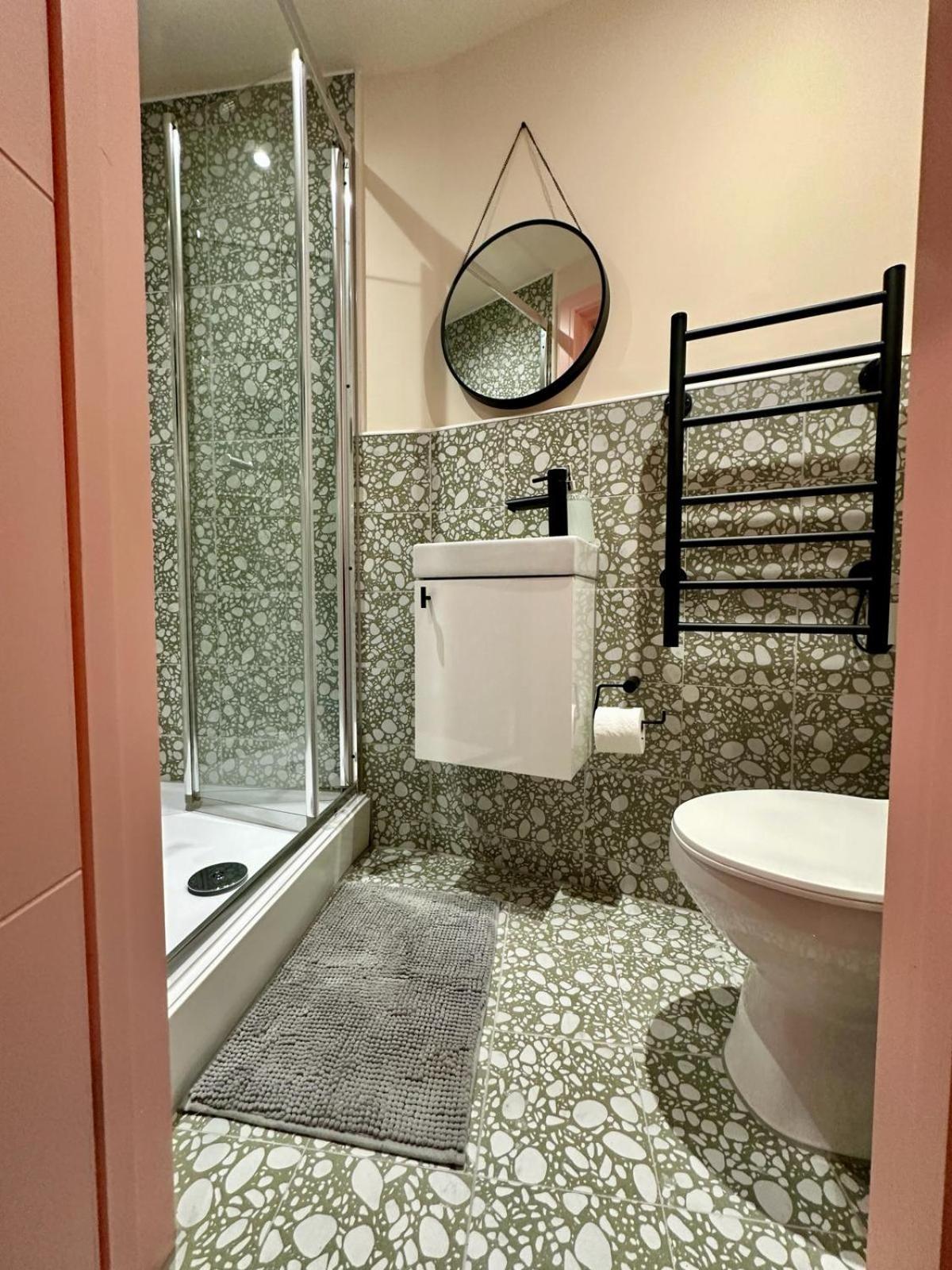 Guest house Cozy En-suite Loft In Trendy Local London