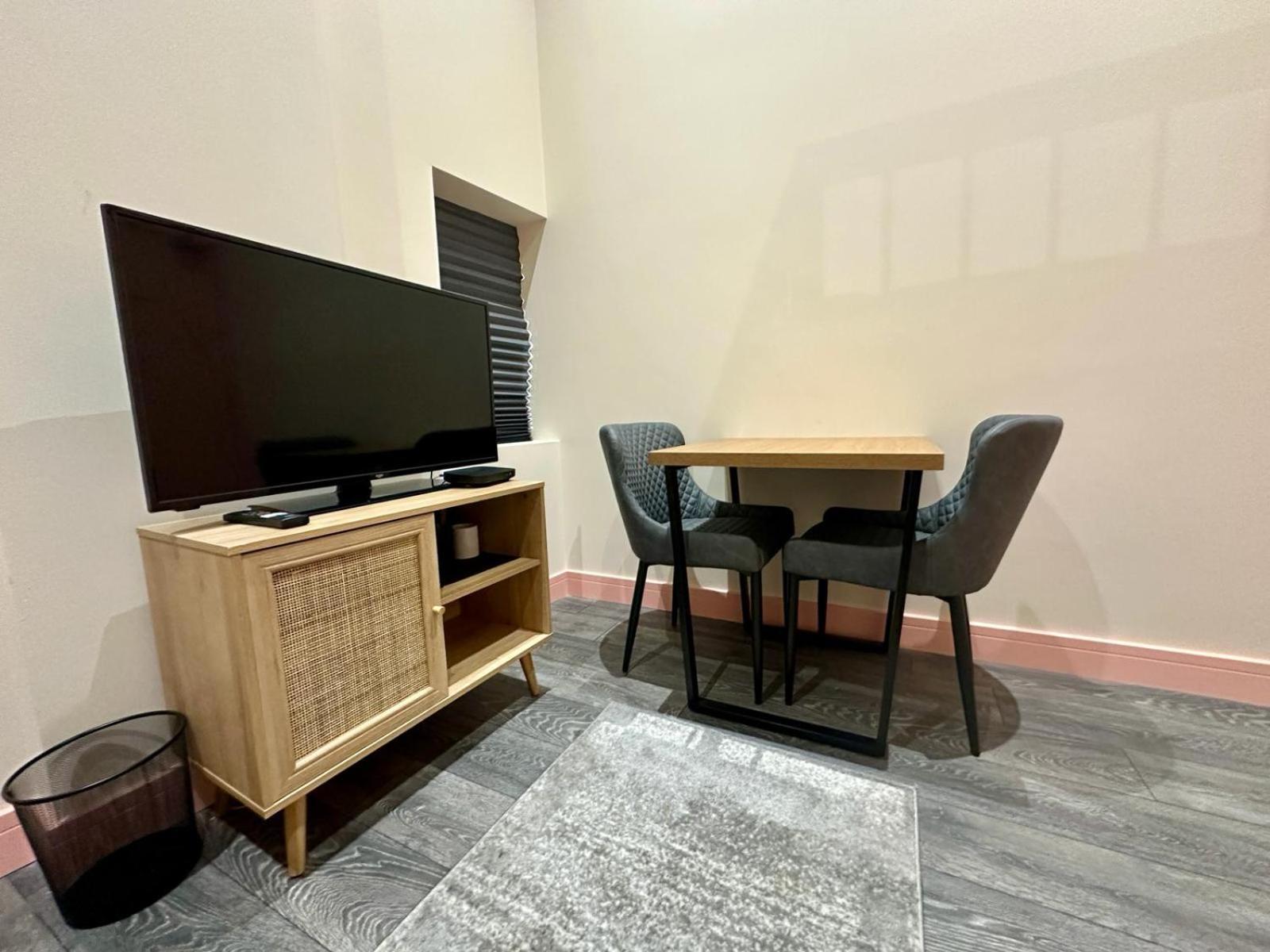 Cozy En-suite Loft In Trendy Local Guest house *