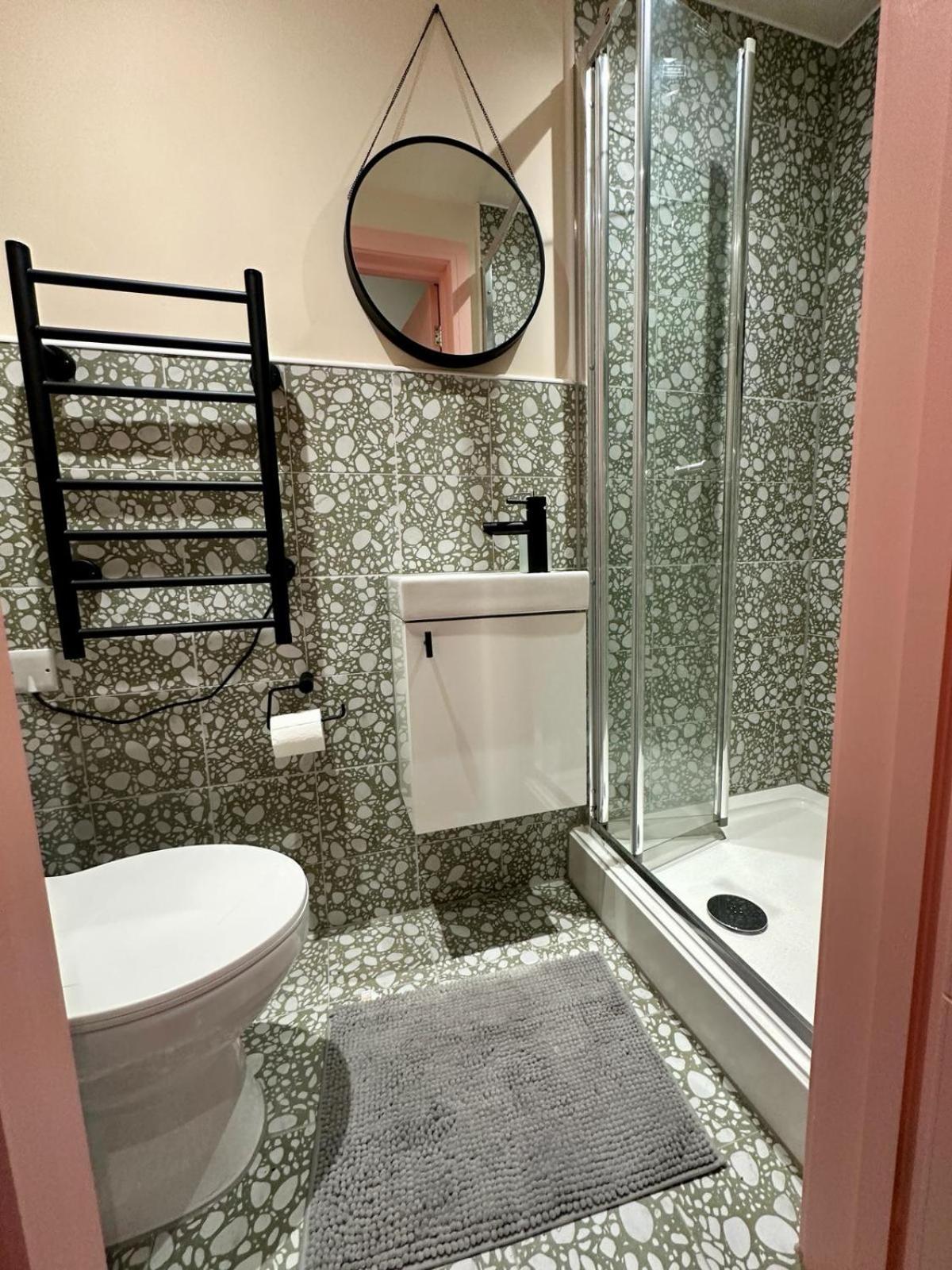 Guest house Cozy En-suite Loft In Trendy Local London