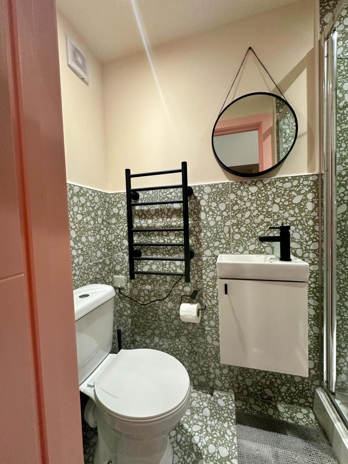Guest house Cozy En-suite Loft In Trendy Local