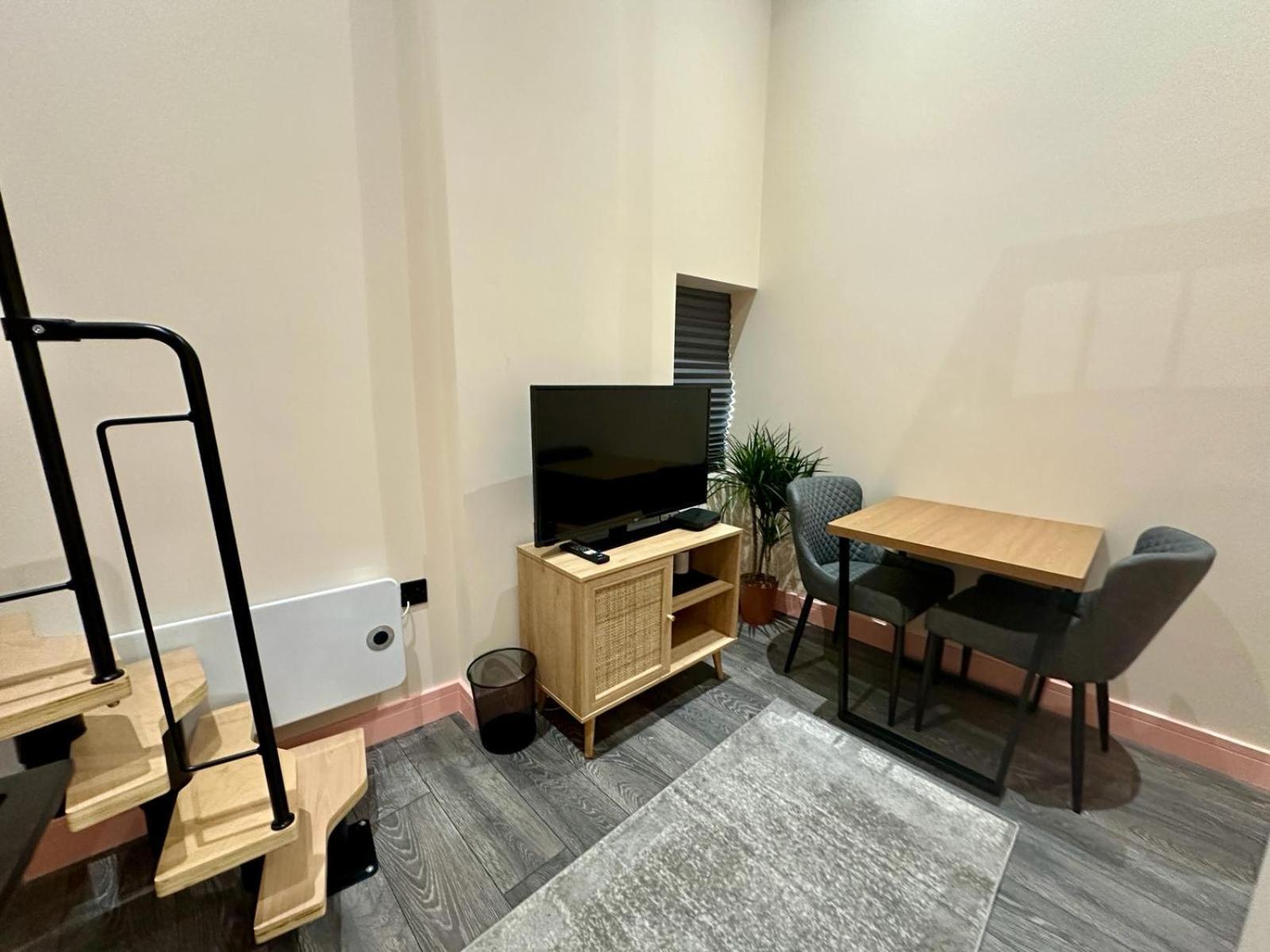 Guest house Cozy En-suite Loft In Trendy Local *