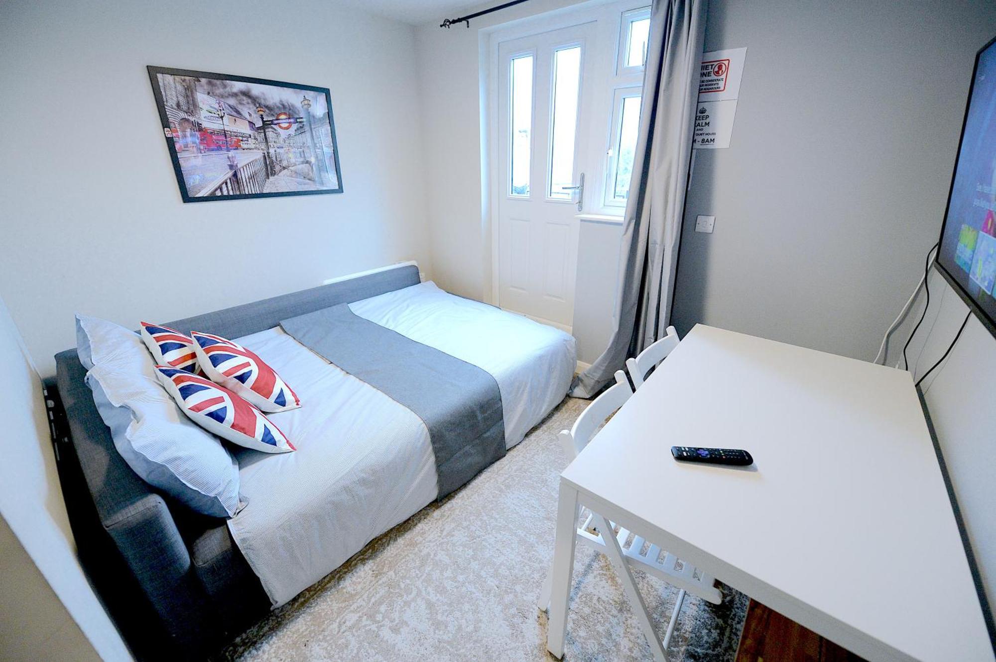2 Bedroom Flat In Wood Piccadilly Line London