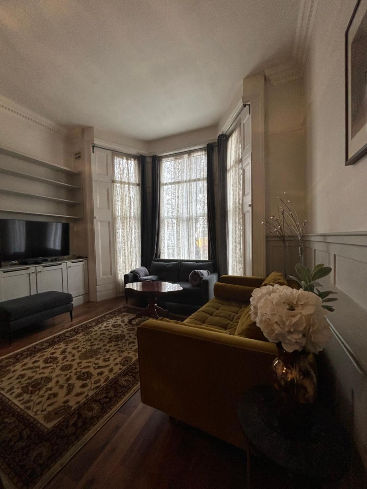 Stunning Holland Park 2 Bedroom - Sleeps 6 Apartment *