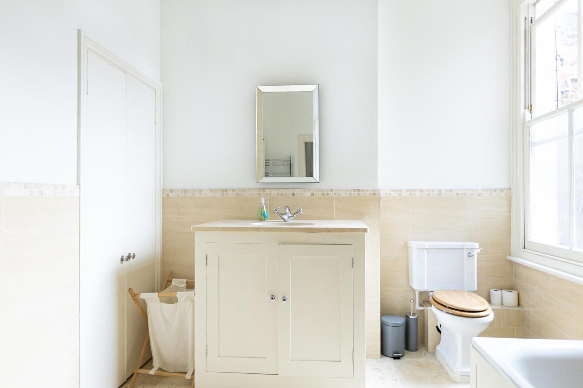 Charming 4 Bed Victorian House In Clapham Old Town Londen