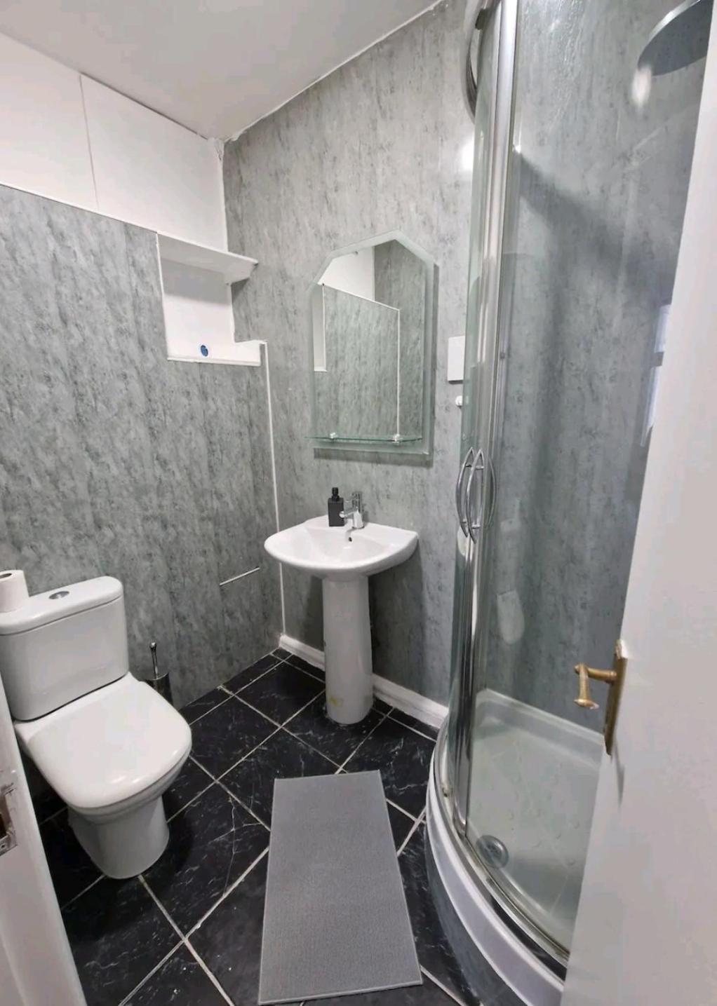 Homestay Affordable In Shared Flat, Bridge