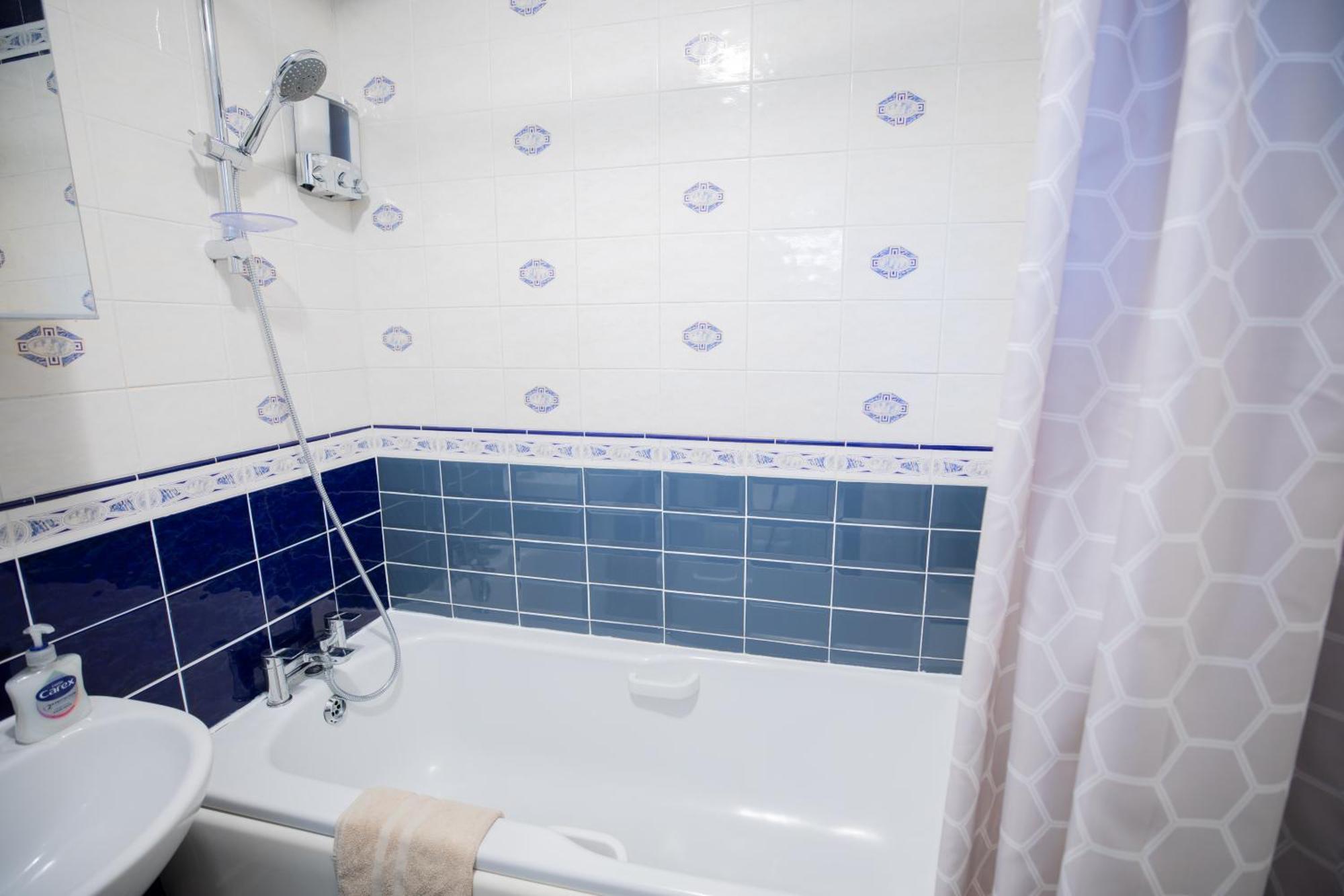 Bright And Spacious One Bedroom Apartment, Free Parking *